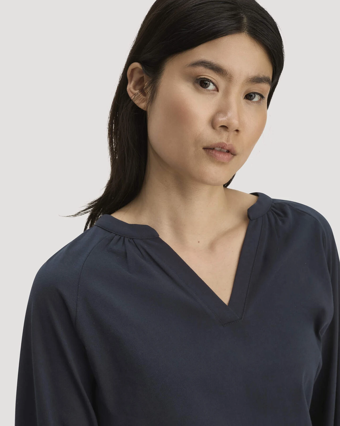 hessnatur Damen Jersey-Bluse Relaxed aus Bio-Baumwolle - blau - Größe 42 – Ansicht 4