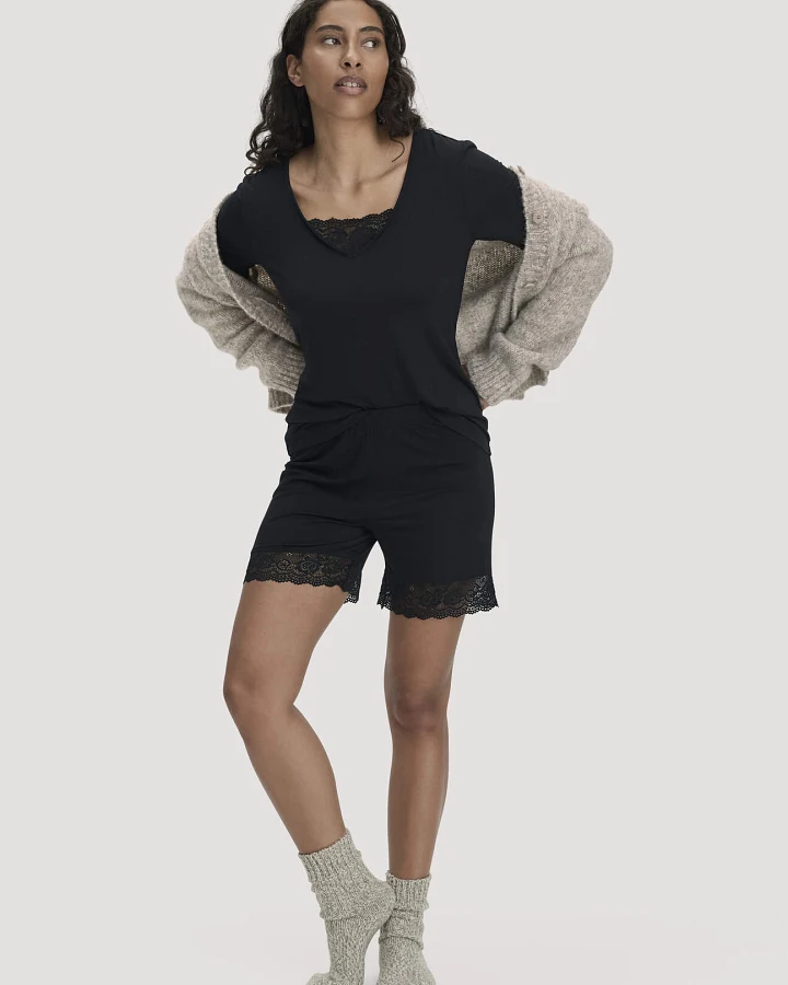 hessnatur Damen Schlafshorts PURE SENSE LACE aus TENCEL™ Modal - schwarz - Größe 34