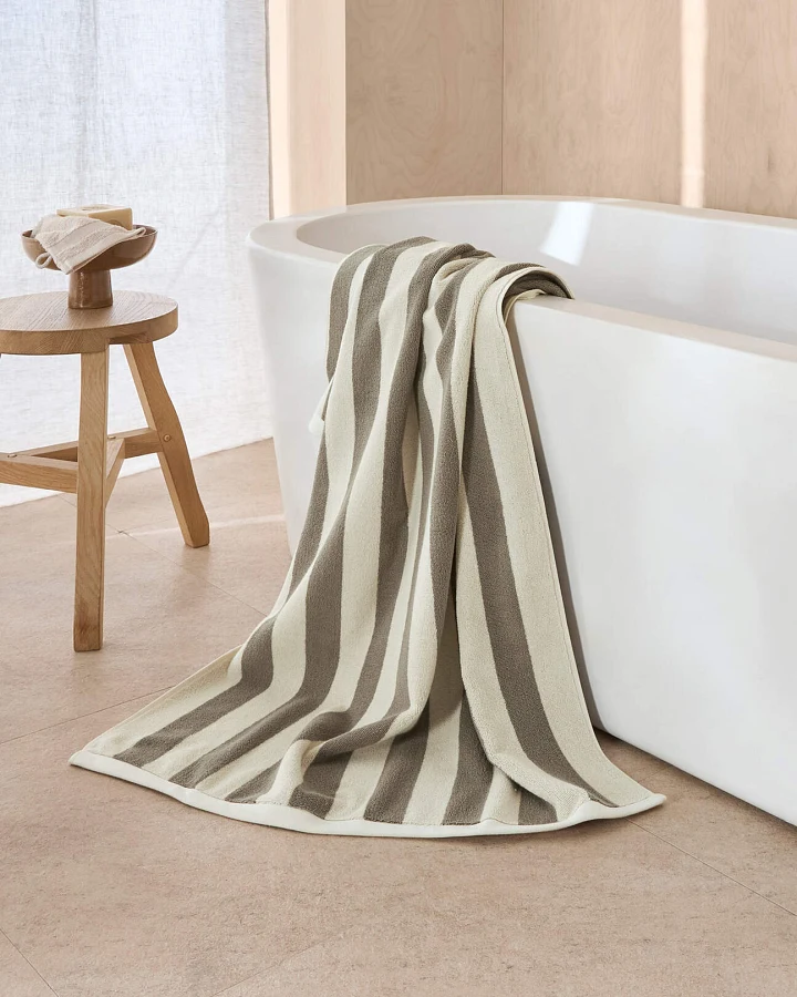 hessnatur Streifen Handtuch aus Bio-Baumwolle - beige - Größe 50x100 cm