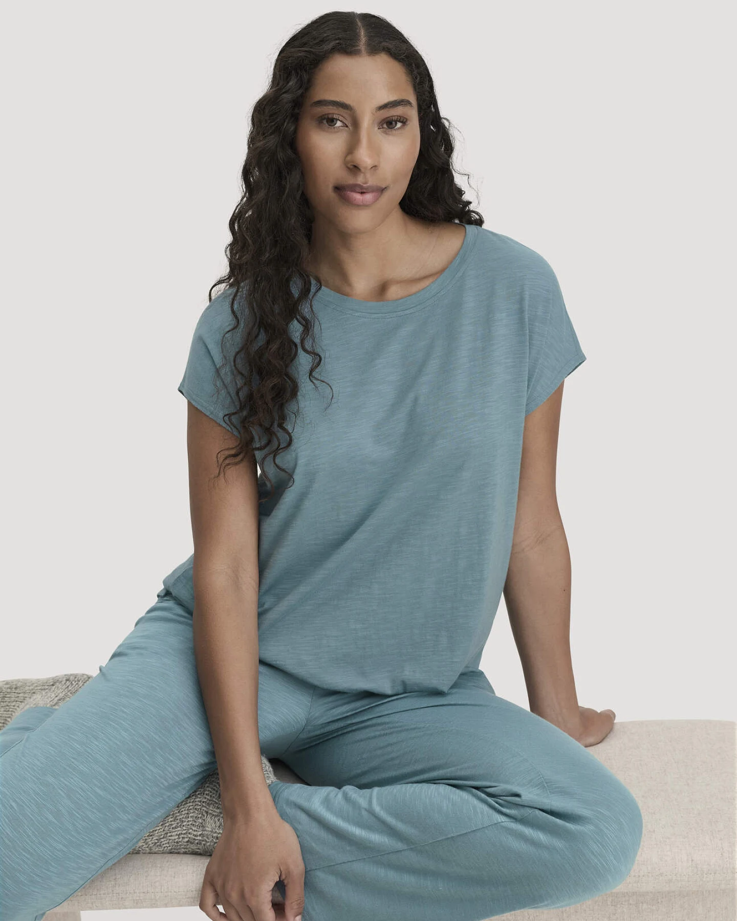 hessnatur Damen Schlafshirt PURE BALANCE Oversize aus Bio-Baumwolle und TENCEL™ Modal - blau - Größe 34 – Ansicht 2