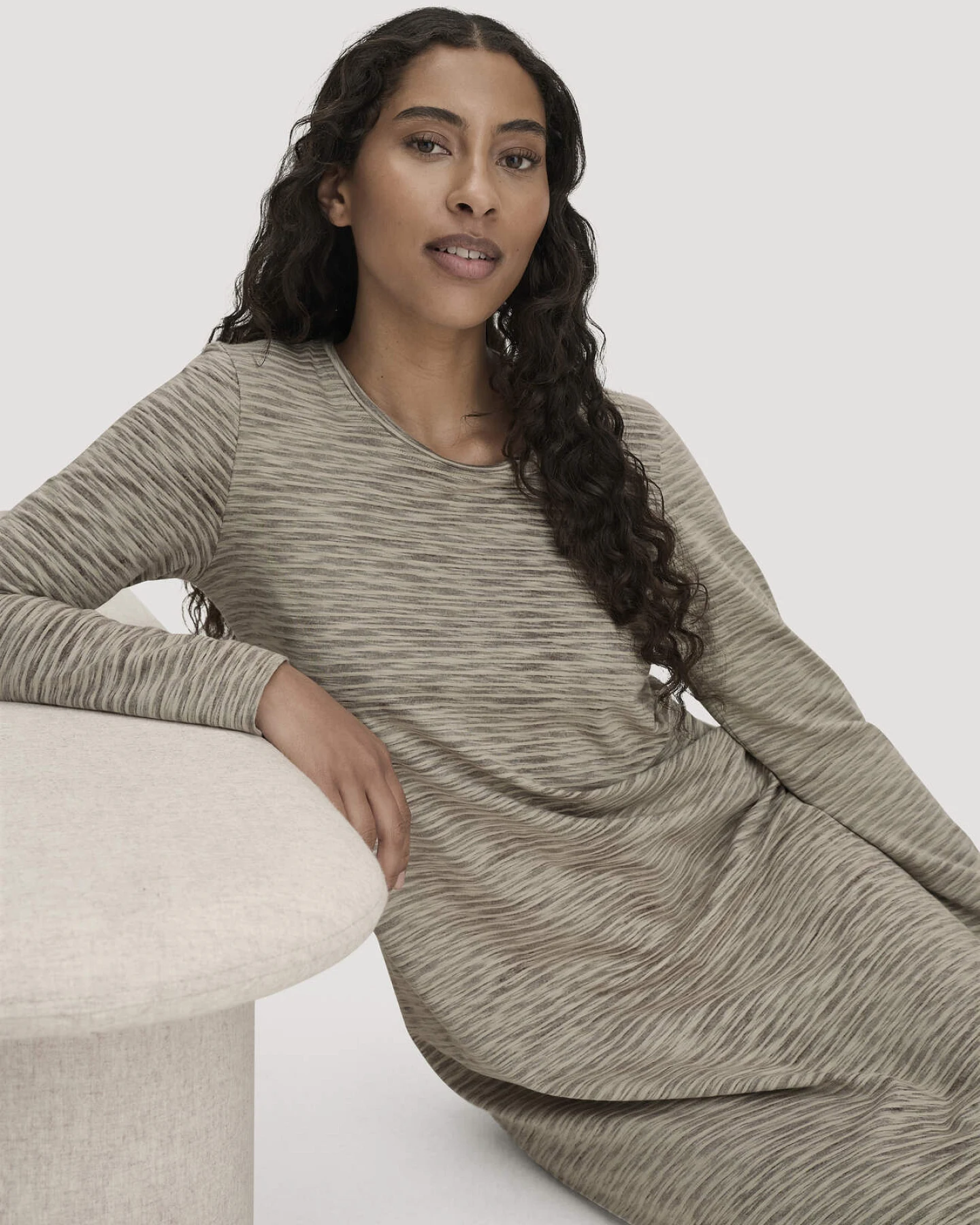hessnatur Damen Slub Nachthemd Regular aus TENCEL™ Modal mit Bio-Baumwolle - braun - Größe 44 – Ansicht 2