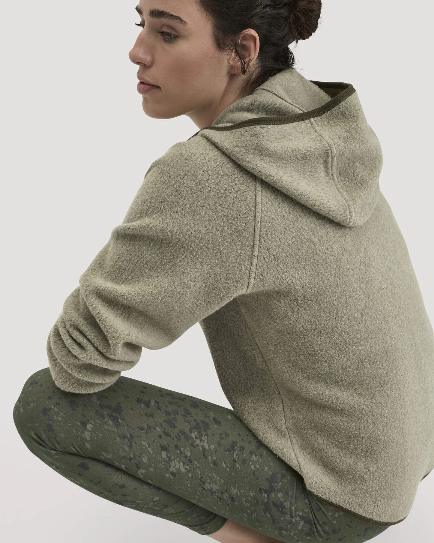hessnatur Loungewear Fleece Hoodie Relaxed ACTIVE LIGHT aus Bio-Baumwolle - grün - Größe M – Ansicht 3