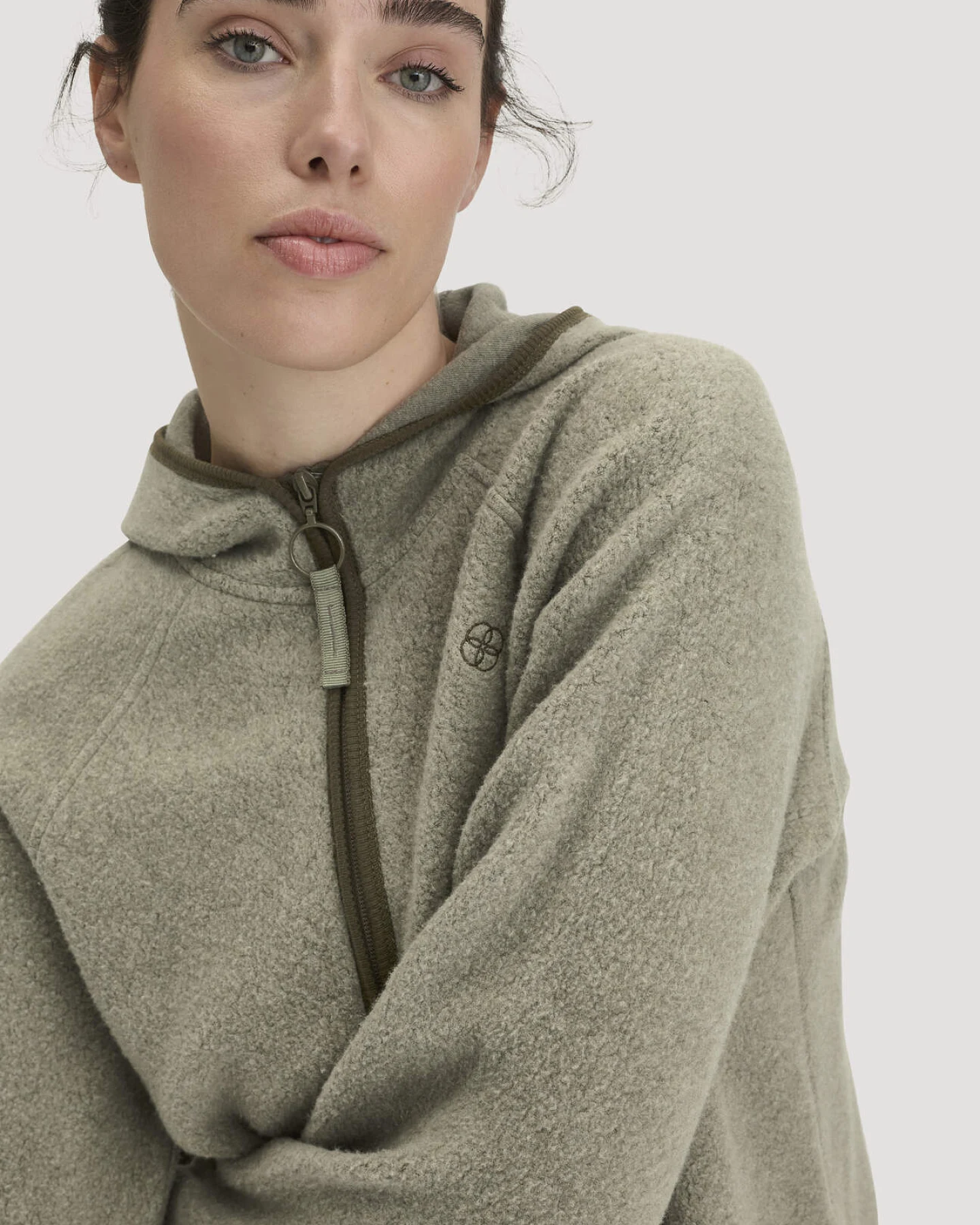 hessnatur Loungewear Fleece Hoodie Relaxed ACTIVE LIGHT aus Bio-Baumwolle - grün - Größe XL – Ansicht 4