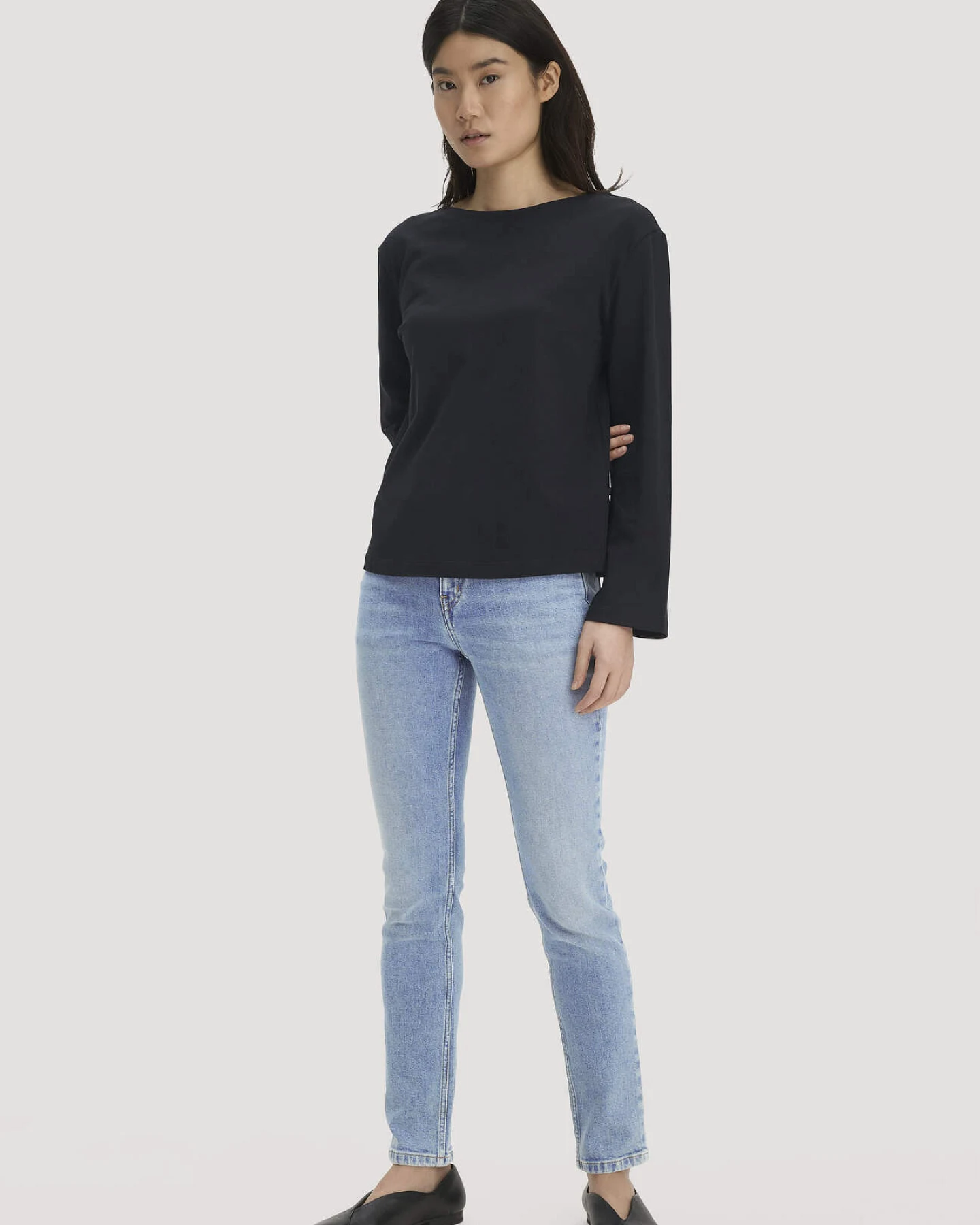 hessnatur Damen Heavy Jersey Longsleeve Relaxed aus Bio-Baumwolle - schwarz - Größe 34 – Ansicht 2