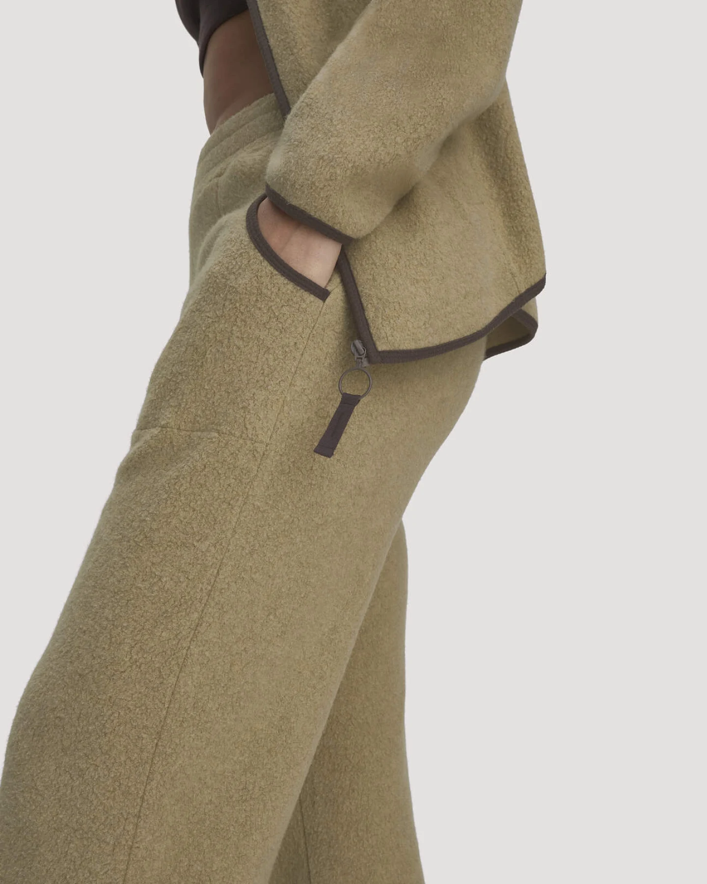 hessnatur Loungewear Fleece Hose Relaxed ACTIVE LIGHT aus Bio-Baumwolle - beige - Größe M – Ansicht 3