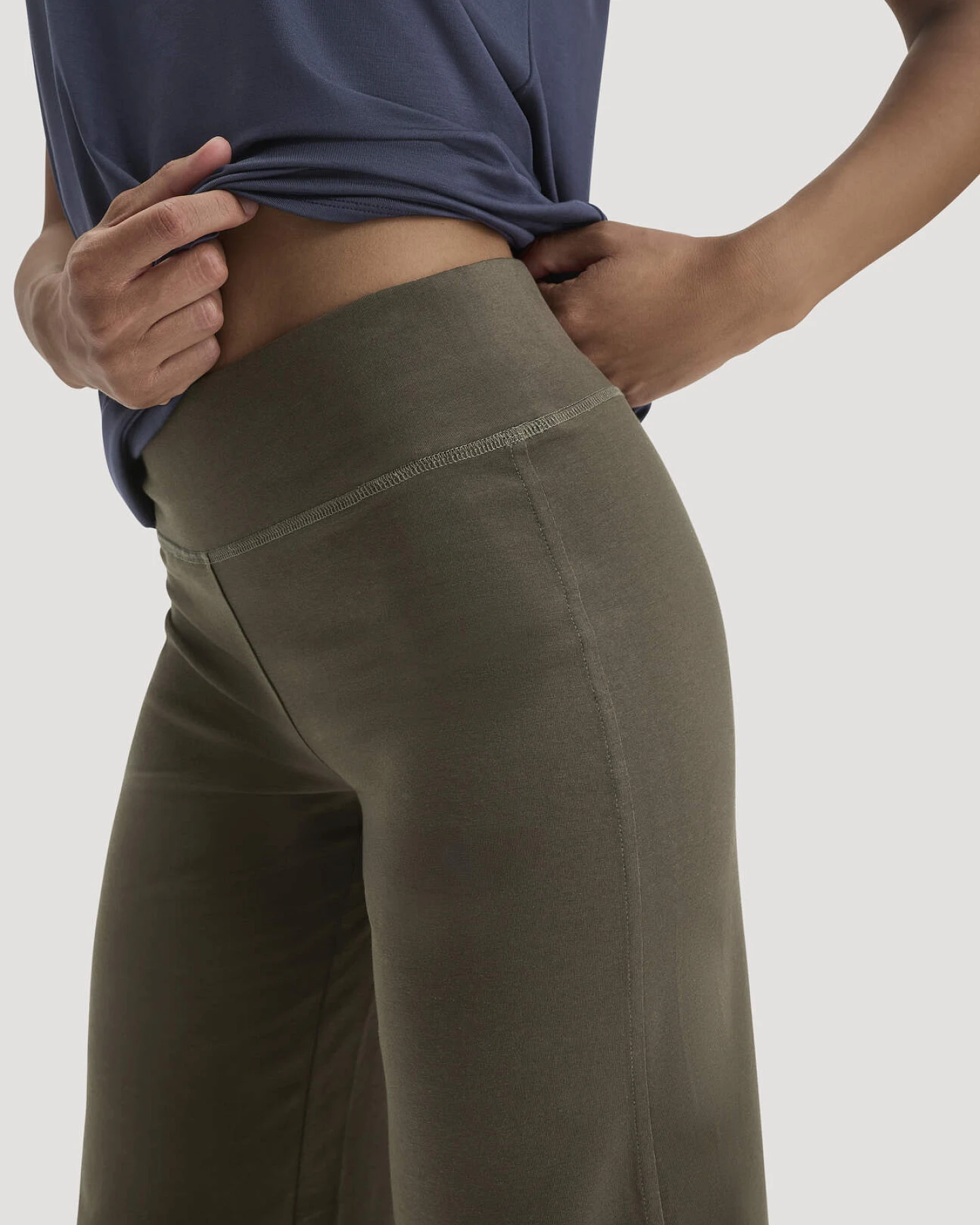 hessnatur Loungewear Hose Regular ACTIVE LIGHT aus Bio-Baumwolle - grün - Größe S – Ansicht 3