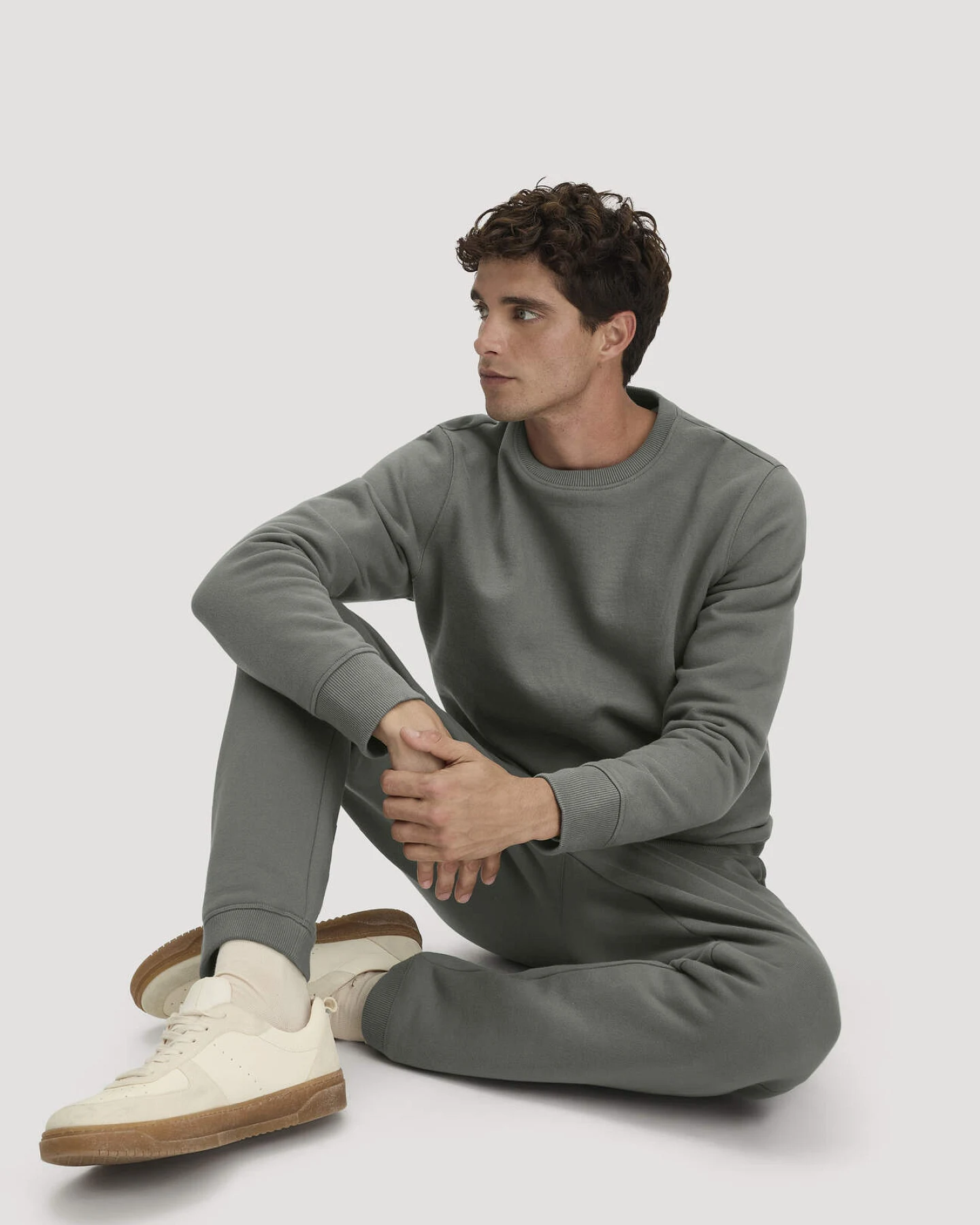 hessnatur Herren Sweathose TRIAS Relaxed BETTERRECYCLING aus Bio-Baumwolle - grün - Größe M – Ansicht 4
