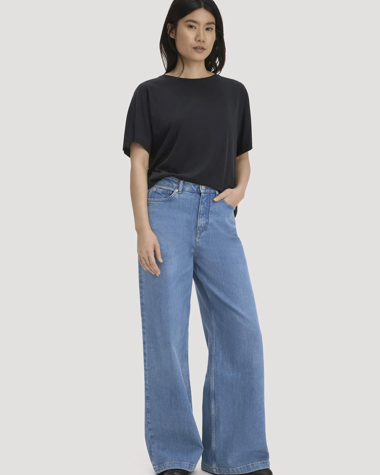 hessnatur Damen T-Shirt Oversize aus TENCEL™ Lyocell und Bio-Baumwolle - schwarz - Größe L – Ansicht 2