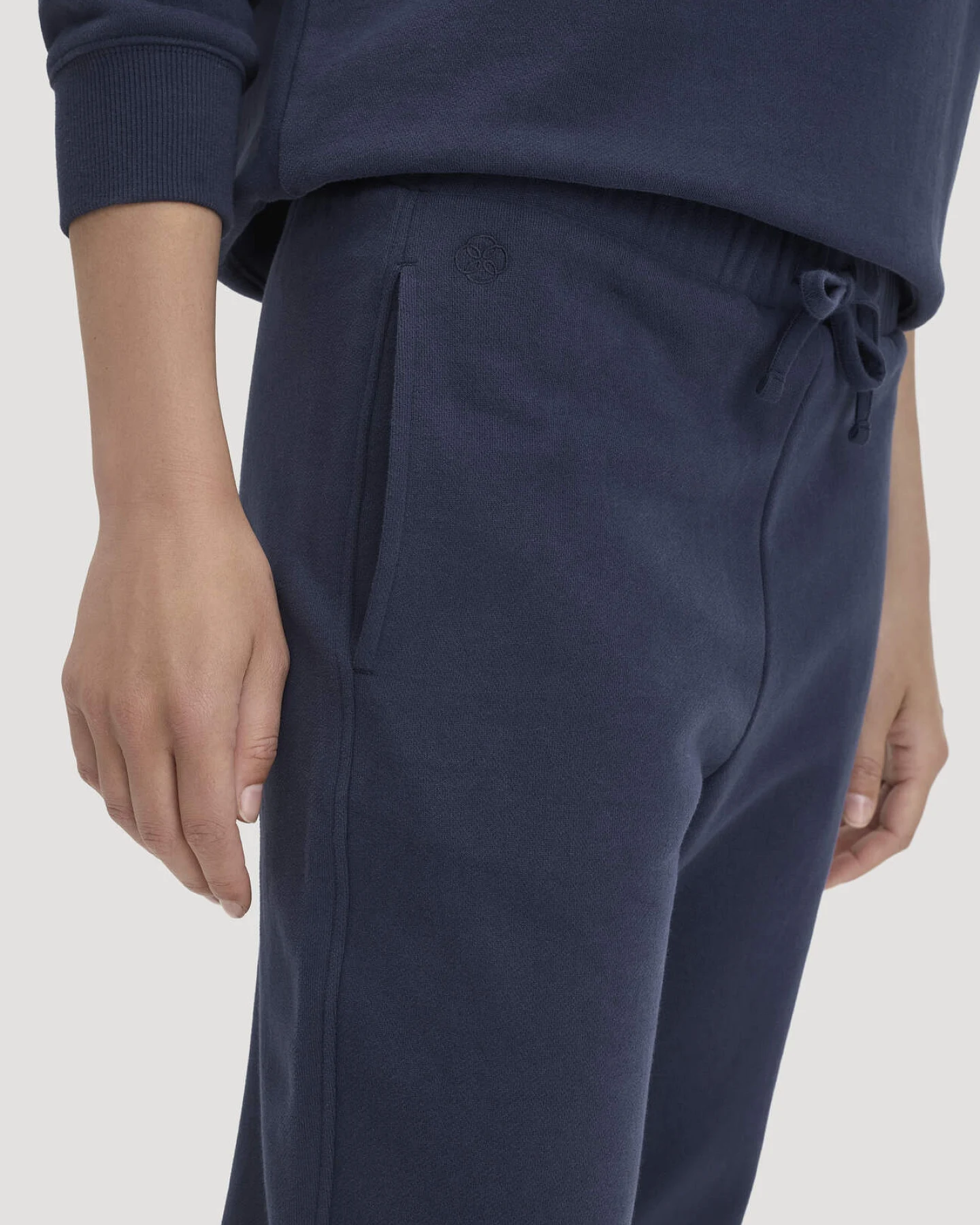 hessnatur Loungewear Sweathose Relaxed ACTIVE LIGHT aus Bio-Baumwolle mit recycelter Baumwolle - blau - Größe L – Ansicht 3