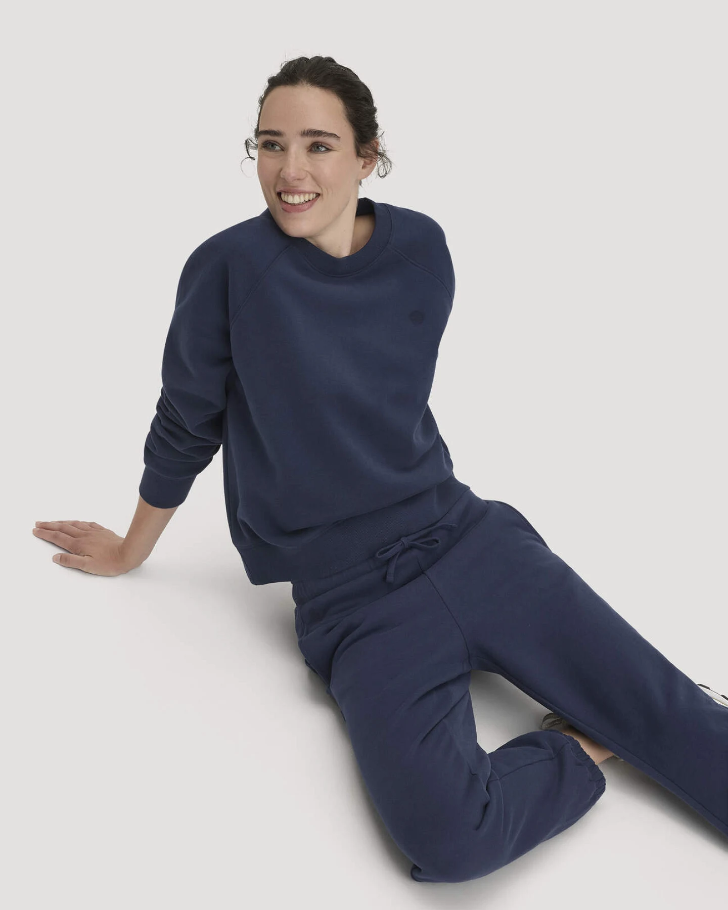 hessnatur Loungewear Sweathose Relaxed ACTIVE LIGHT aus Bio-Baumwolle mit recycelter Baumwolle - blau - Größe L – Ansicht 4