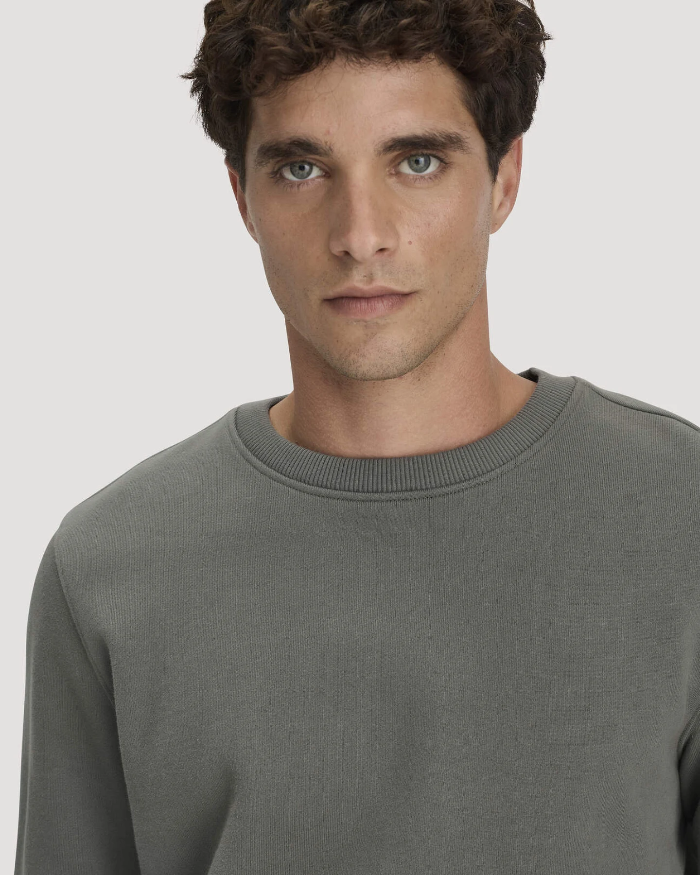 hessnatur Herren Sweatshirt Regular BETTERRECYCLING aus Bio-Baumwolle - grün - Größe M – Ansicht 4