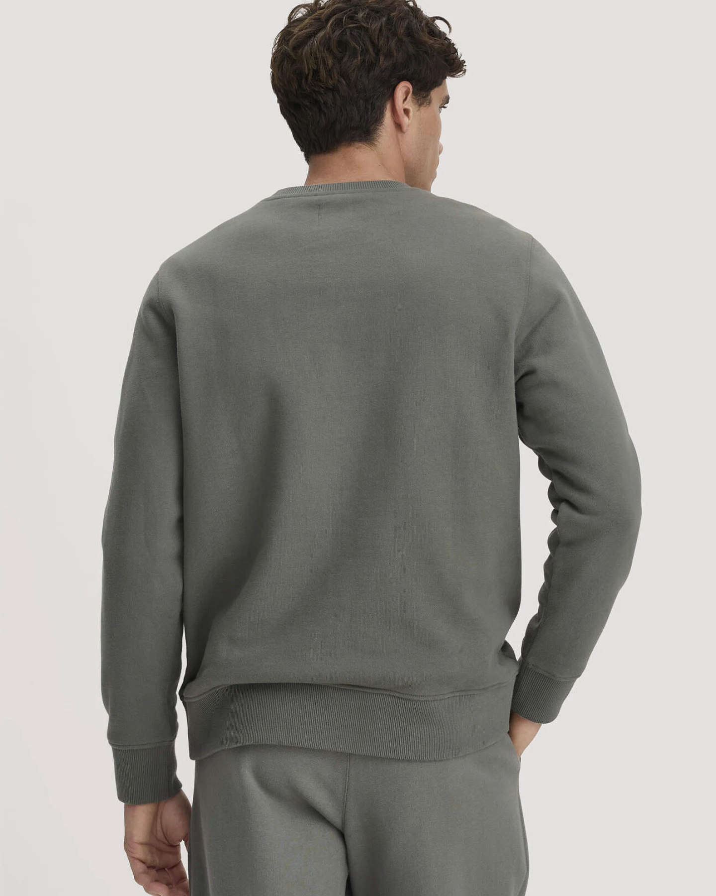 hessnatur Herren Sweatshirt Regular BETTERRECYCLING aus Bio-Baumwolle - grün - Größe XL – Ansicht 3