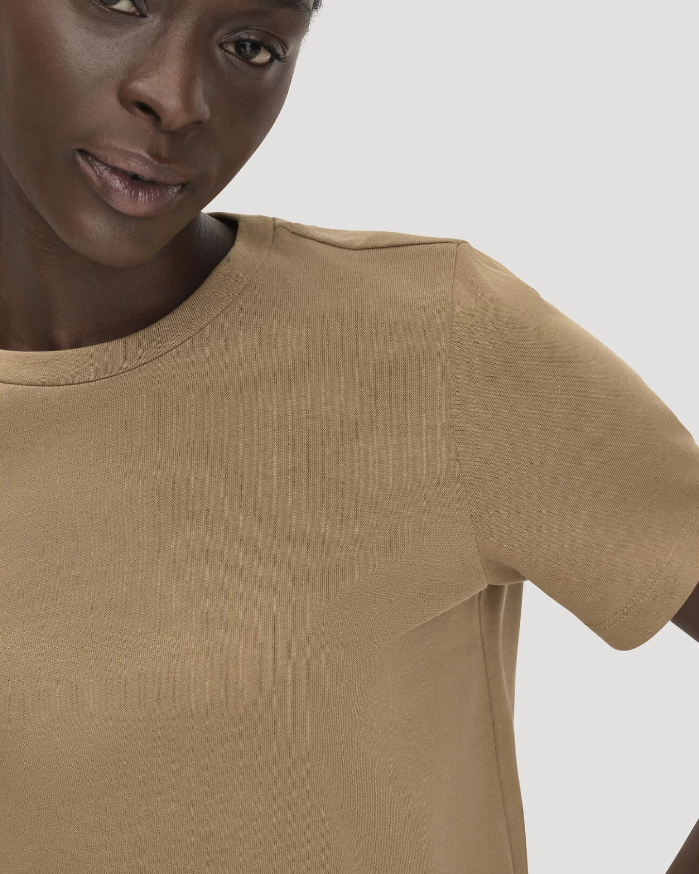 hessnatur Damen Heavy T-Shirt Relaxed aus Bio-Baumwolle - braun - Größe 36 – Ansicht 4