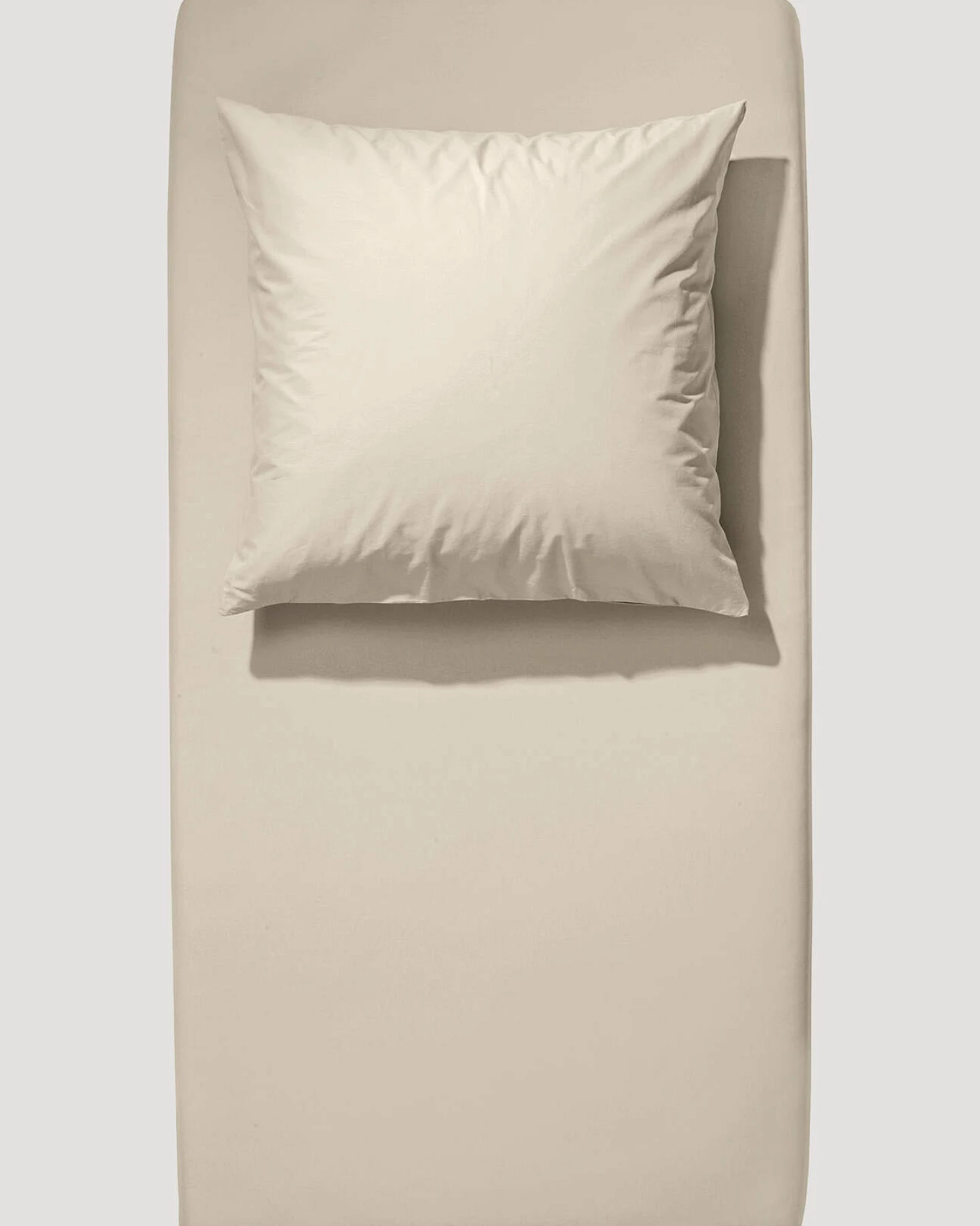 hessnatur Satin Spannbettlaken aus Bio-Baumwolle - beige - Größe 90-100x200 cm – Ansicht 2
