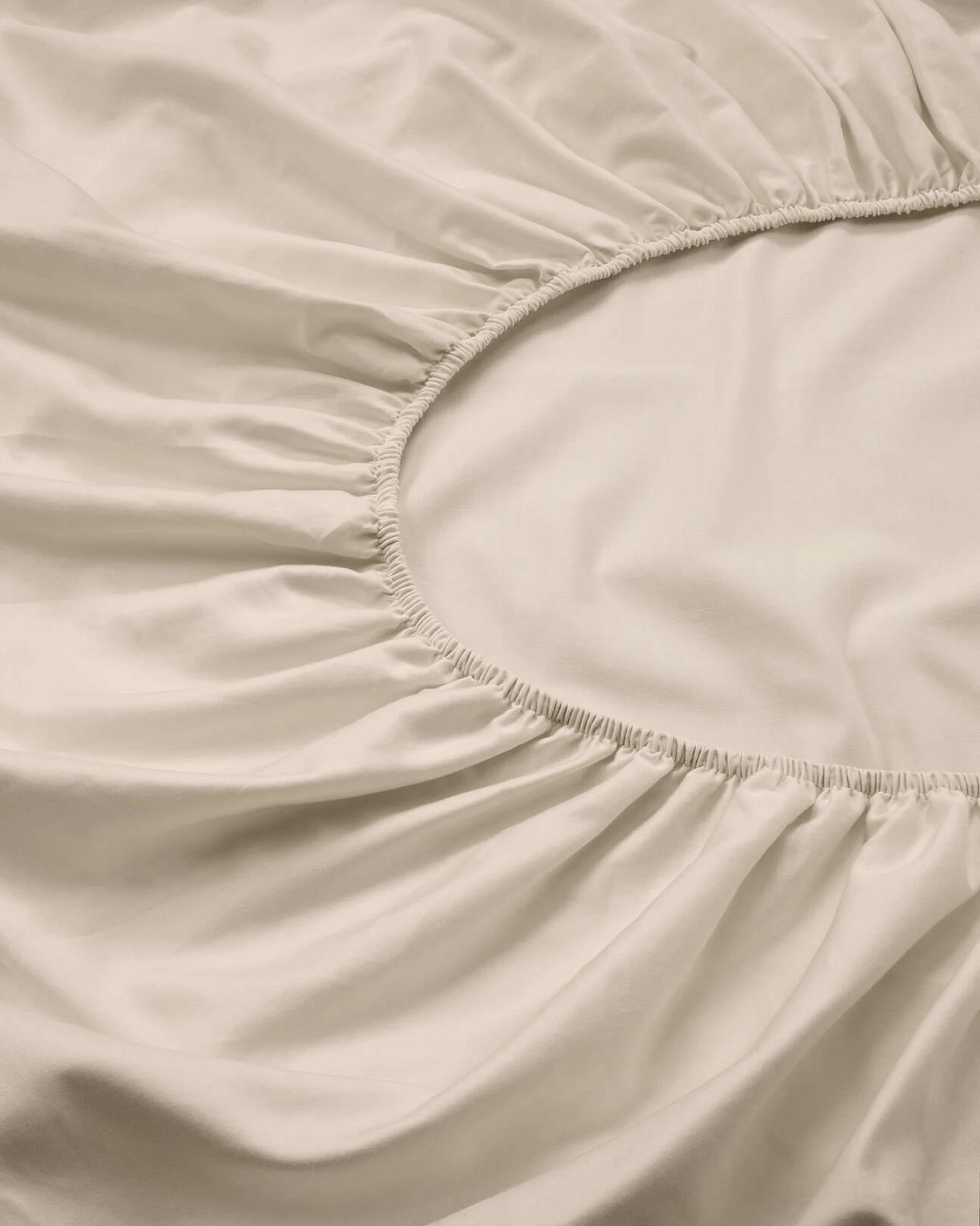 hessnatur Satin Spannbettlaken aus Bio-Baumwolle - beige - Größe 140-160x200 cm – Ansicht 3