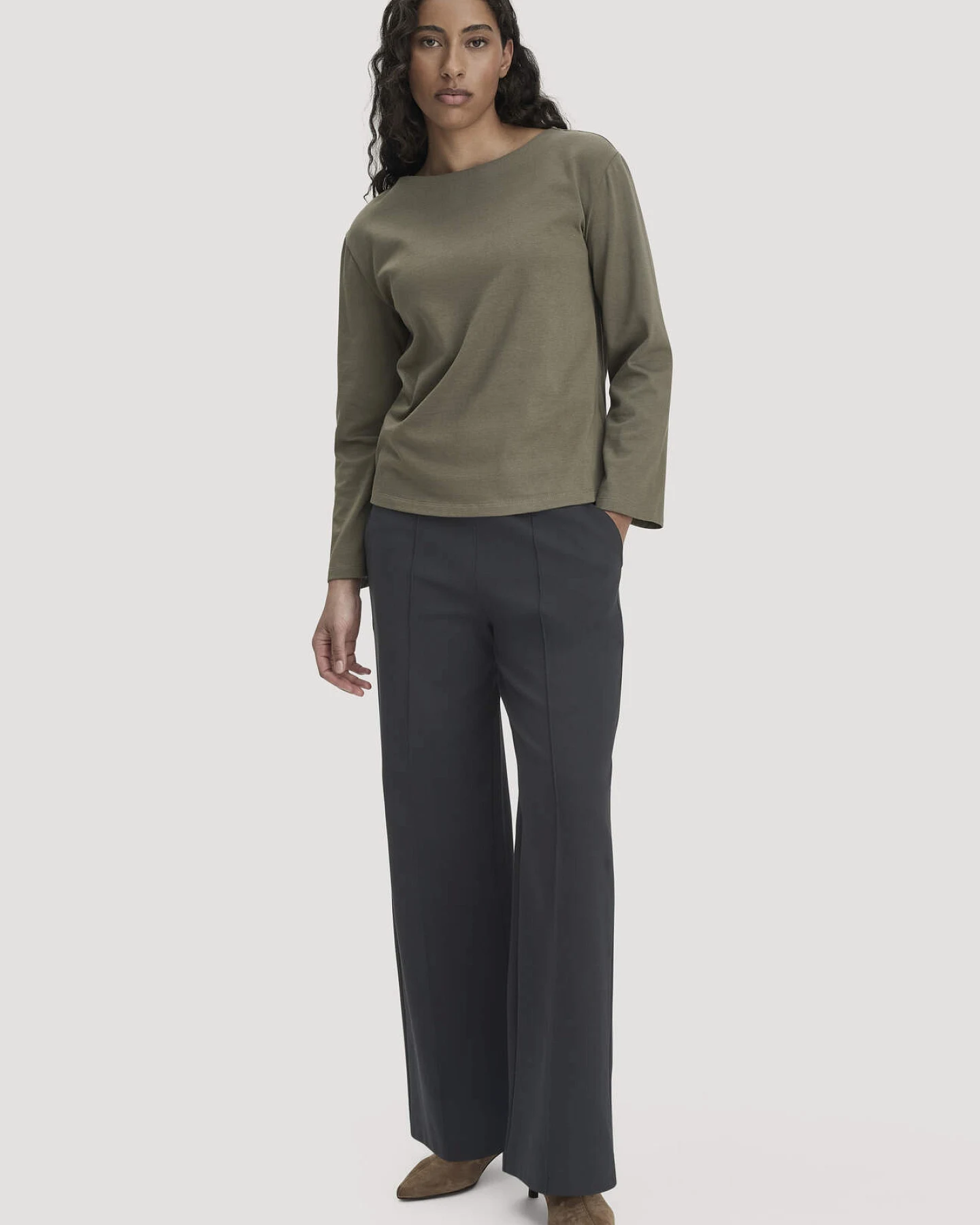 hessnatur Damen Heavy Jersey Longsleeve Relaxed aus Bio-Baumwolle - grün - Größe 34 – Ansicht 2