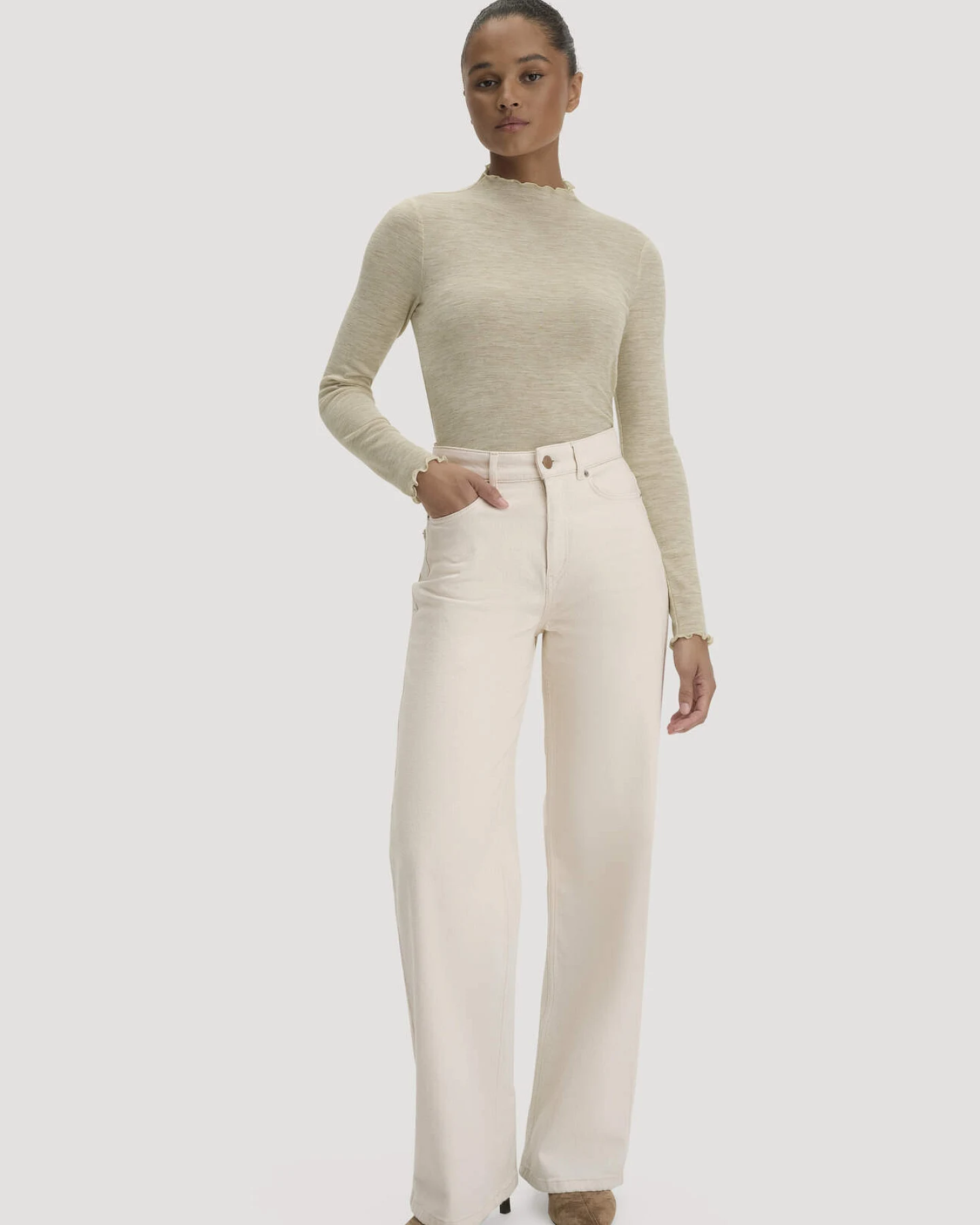 hessnatur Damen Mock-Neck Longsleeve Pointelle aus Bio-Merinowolle - beige - Größe 40 – Ansicht 2