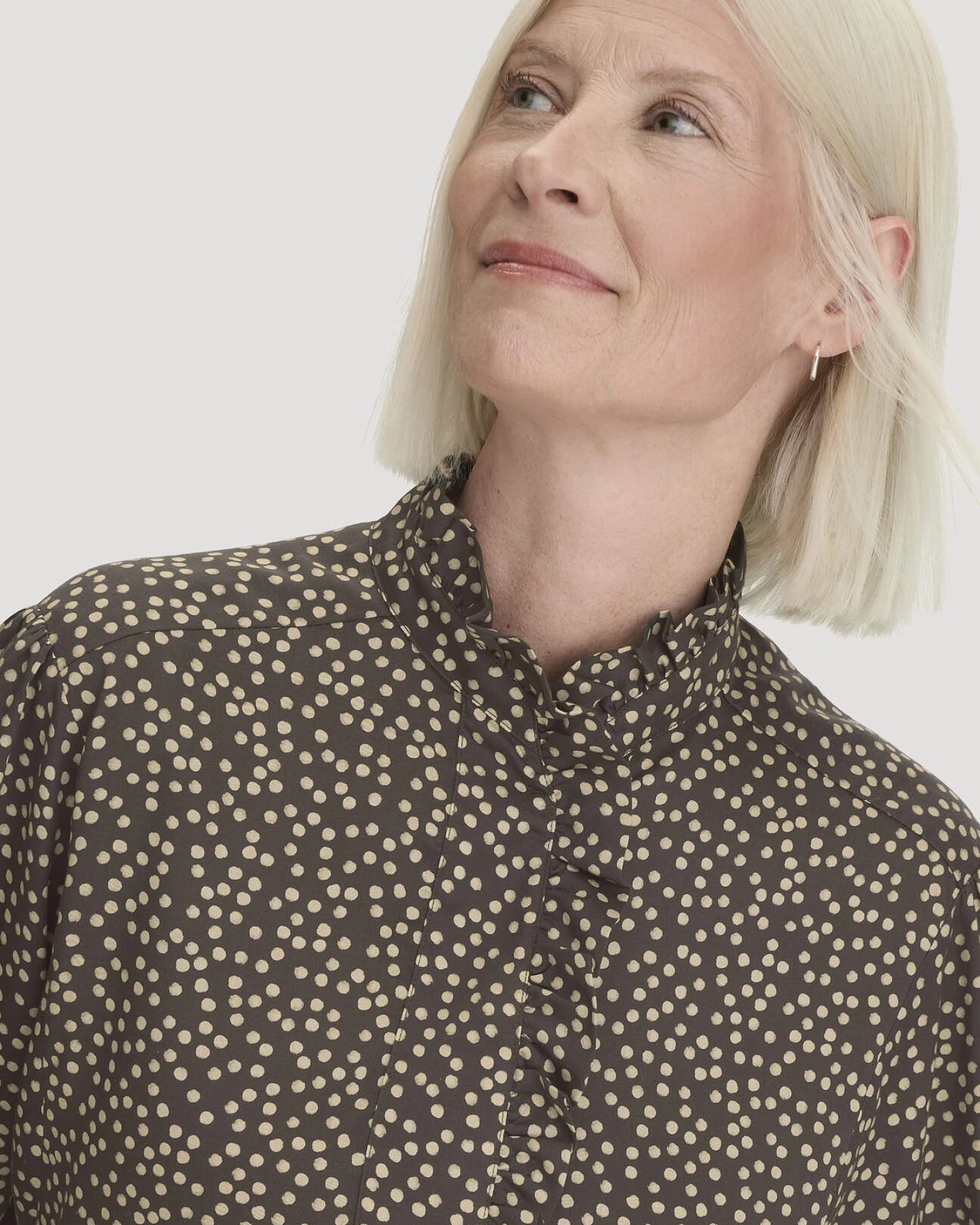 hessnatur Damen Bluse Relaxed aus SaXcell®Lyocell - braun - Größe 44 – Ansicht 4