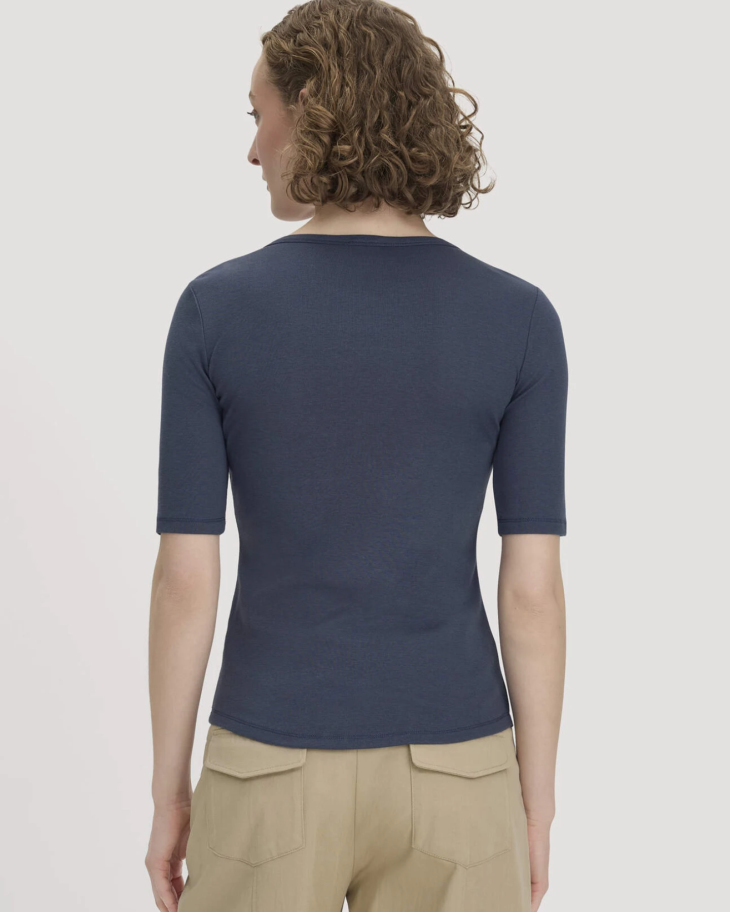 hessnatur Damen Softrib T-Shirt Fitted aus Bio-Baumwolle und TENCEL™ Modal - blau - Größe 38 – Ansicht 3