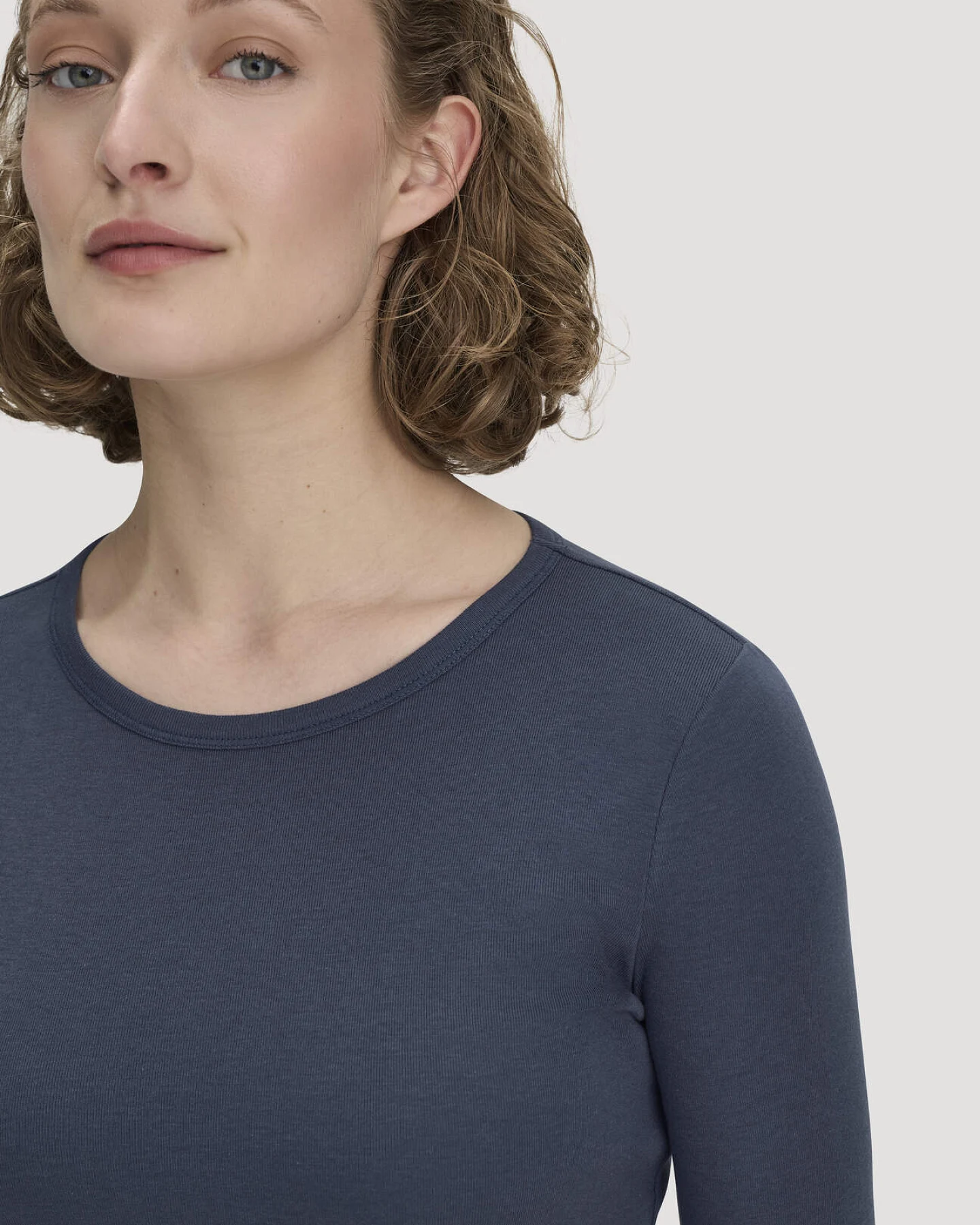 hessnatur Damen Softrib T-Shirt Fitted aus Bio-Baumwolle und TENCEL™ Modal - blau - Größe 38 – Ansicht 4