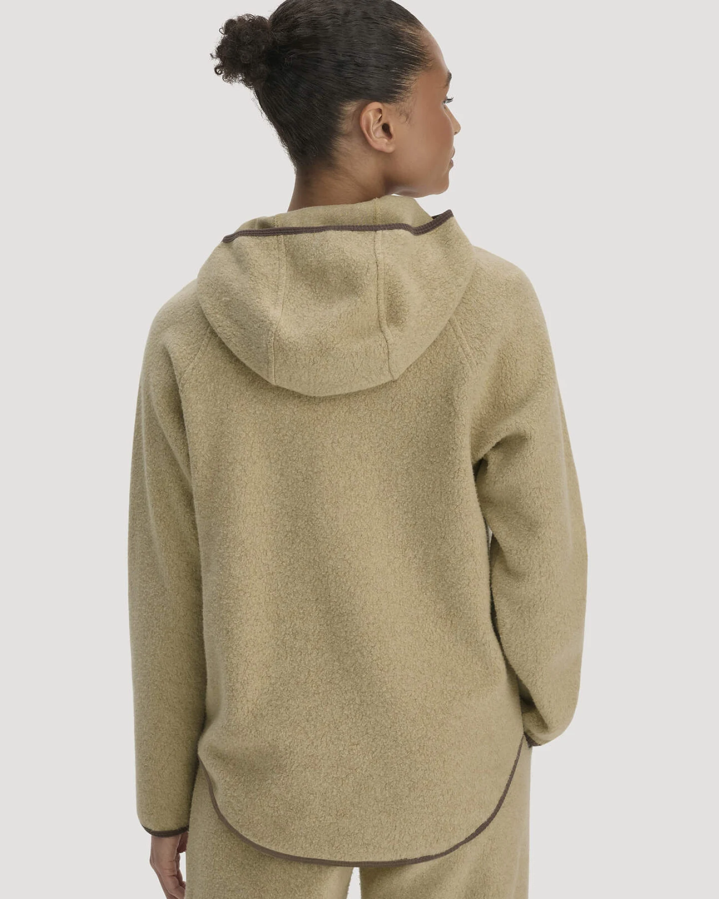hessnatur Loungewear Fleece Hoodie Relaxed ACTIVE LIGHT aus Bio-Baumwolle - beige - Größe M – Ansicht 3
