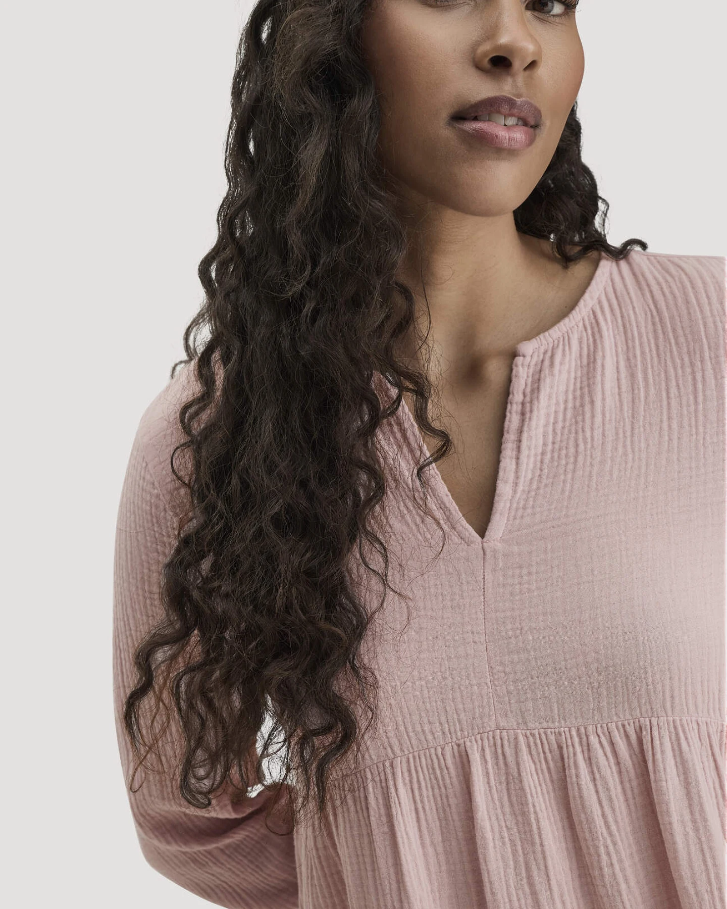 hessnatur Damen Musselin Nachthemd Relaxed PURE COMFORT aus Bio-Baumwolle - rosa - Größe 40 – Ansicht 2