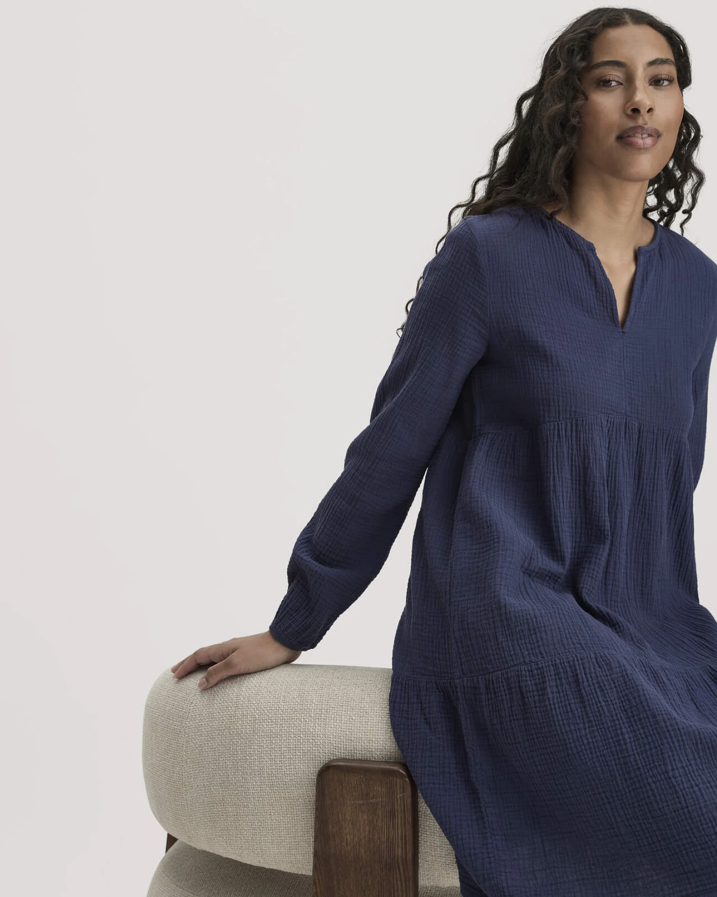 hessnatur Damen Musselin Nachthemd Relaxed PURE COMFORT aus Bio-Baumwolle - blau - Größe 40 – Ansicht 3