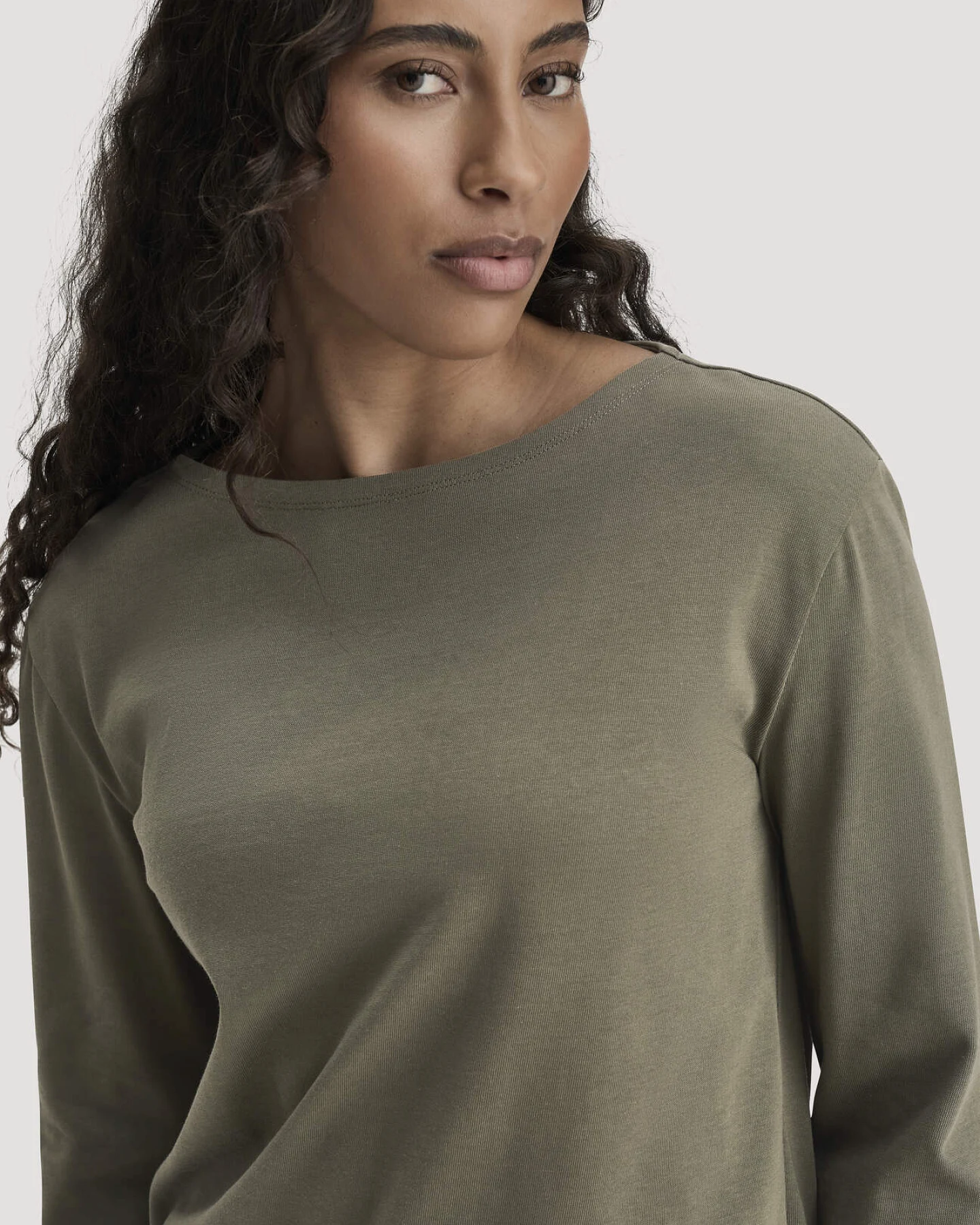 hessnatur Damen Heavy Jersey Longsleeve Relaxed aus Bio-Baumwolle - grün - Größe 36 – Ansicht 4