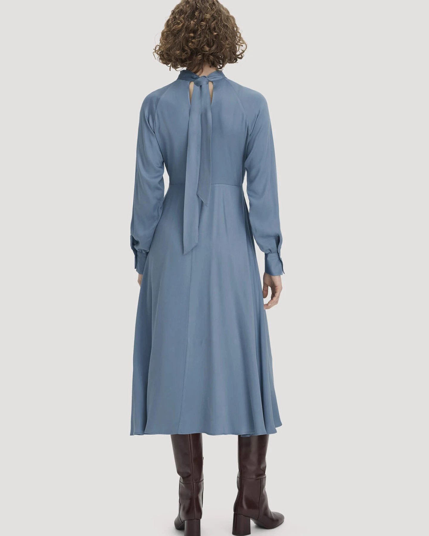 hessnatur Damen Kleid Midi tailliert aus LENZING™ ECOVERO™ Viskose - blau - Größe 42 – Ansicht 2