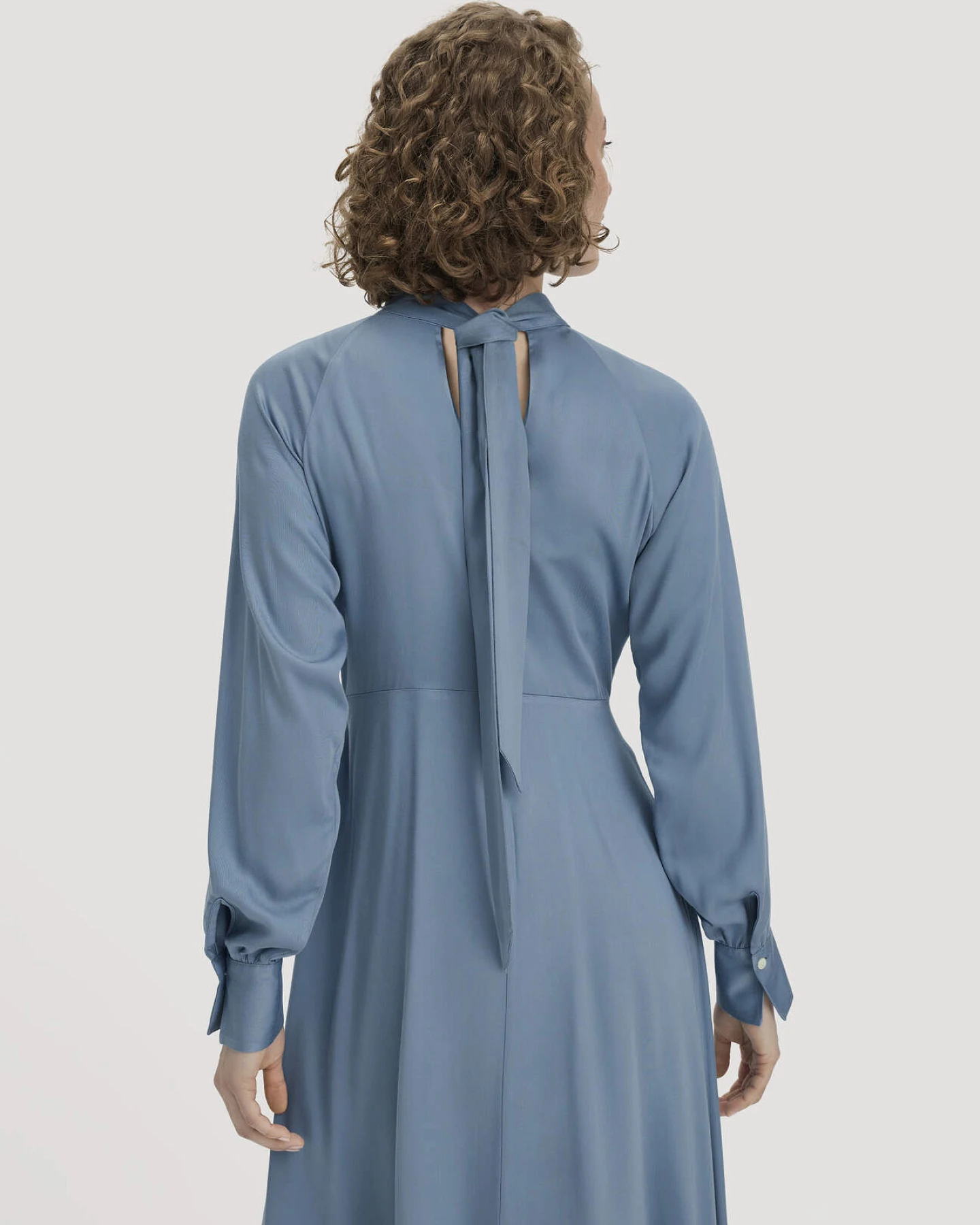 hessnatur Damen Kleid Midi tailliert aus LENZING™ ECOVERO™ Viskose - blau - Größe 42 – Ansicht 4