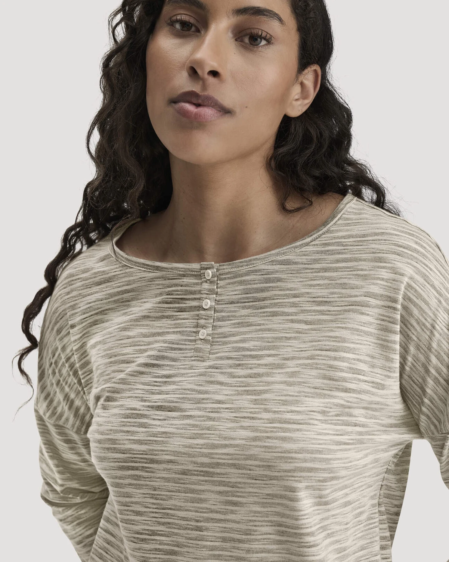 hessnatur Damen Schlafshirt Relaxed aus Bio-Baumwolle mit TENCEL™ Modal - braun - Größe 42 – Ansicht 2