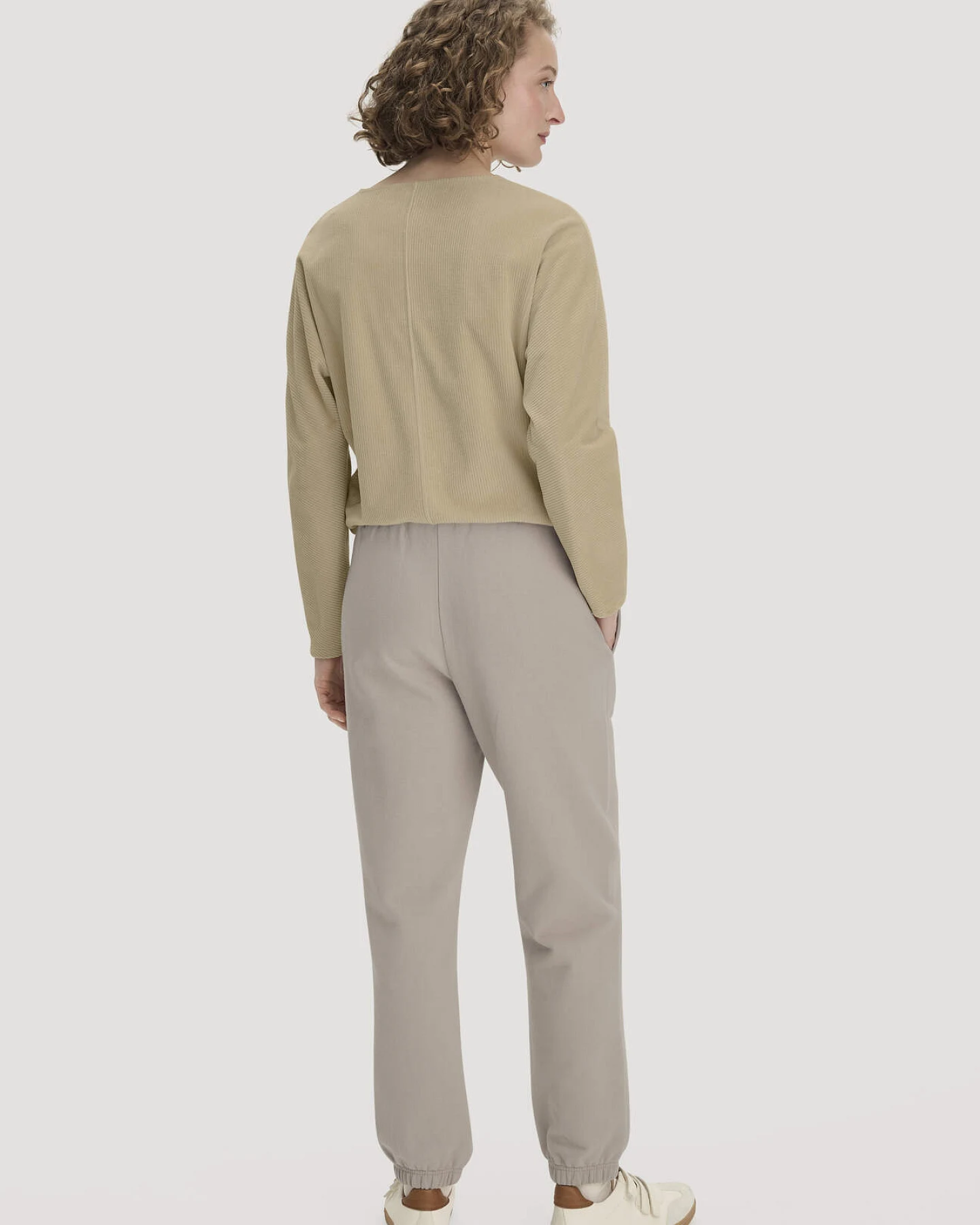 hessnatur Loungewear Sweathose Relaxed ACTIVE LIGHT aus Bio-Baumwolle mit recycelter Baumwolle - beige - Größe S – Ansicht 2