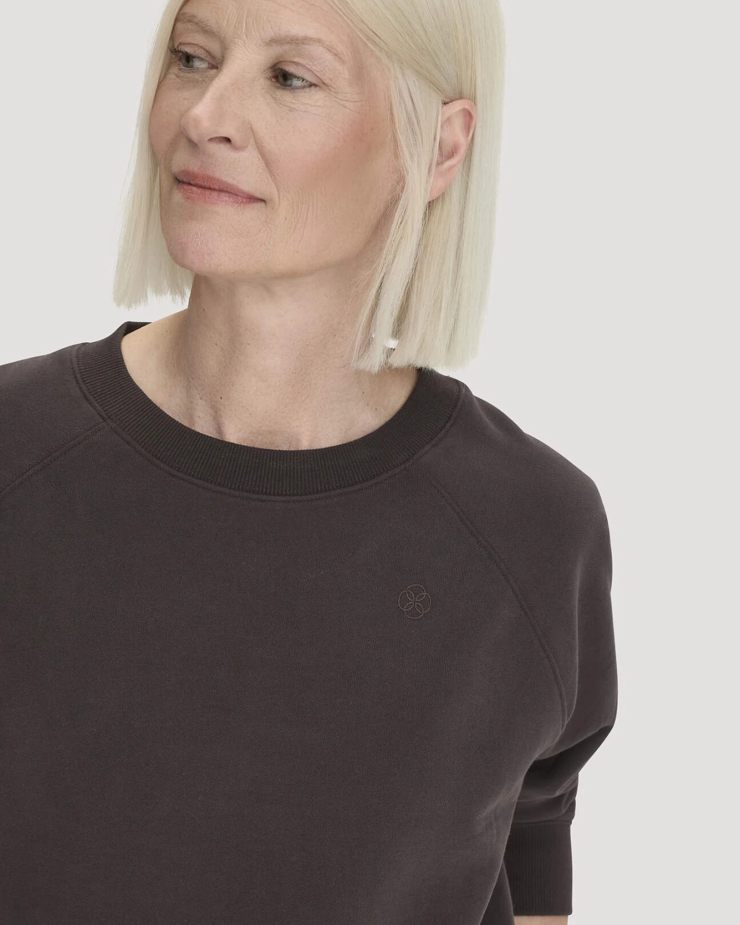 hessnatur Loungewear Sweatshirt Relaxed aus Bio-Baumwolle mit recycelter Baumwolle - braun - Größe S – Ansicht 4