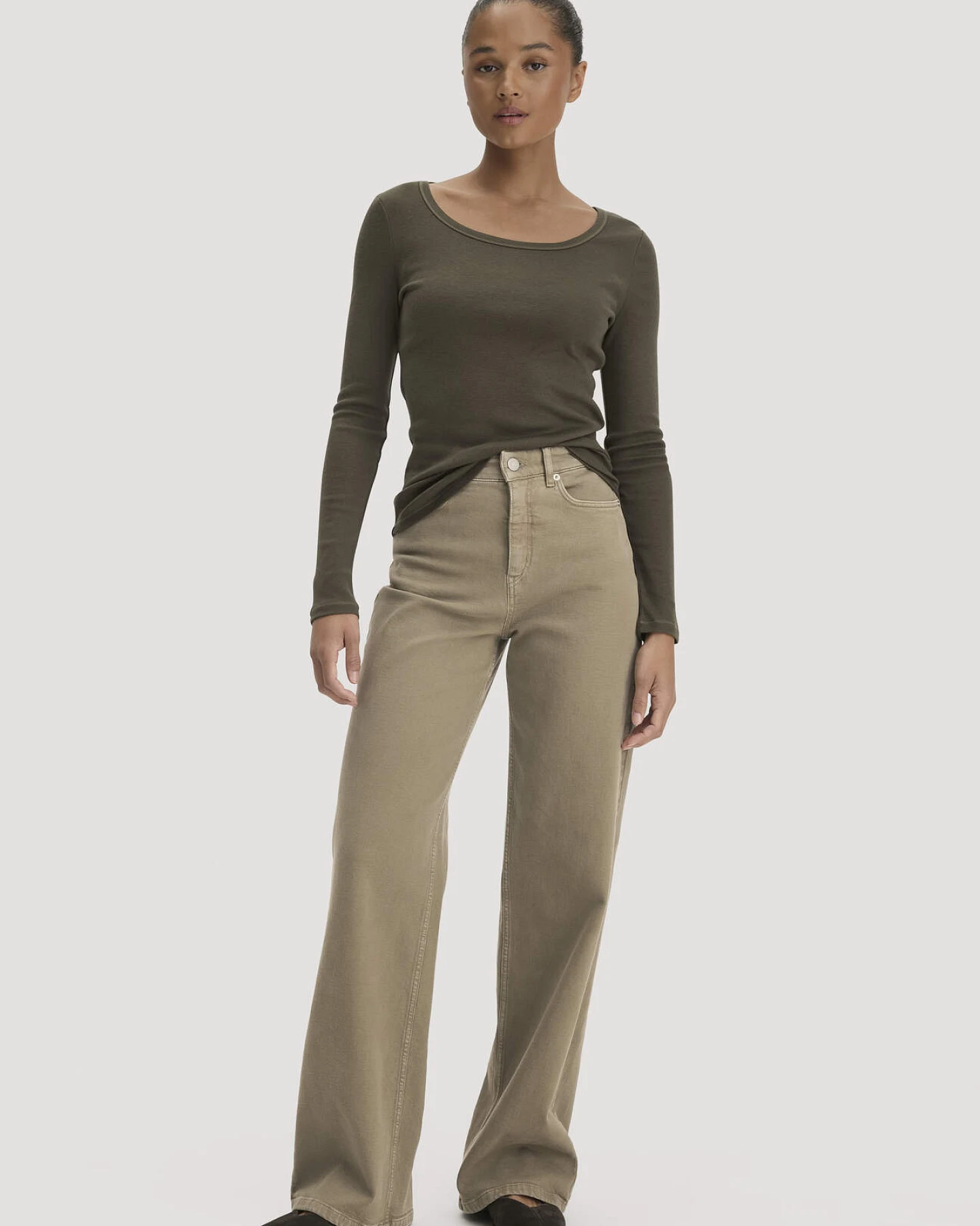 hessnatur Damen Softrib Longsleeve Fitted aus Bio-Baumwolle und TENCEL™ Modal - grün - Größe 34 – Ansicht 2