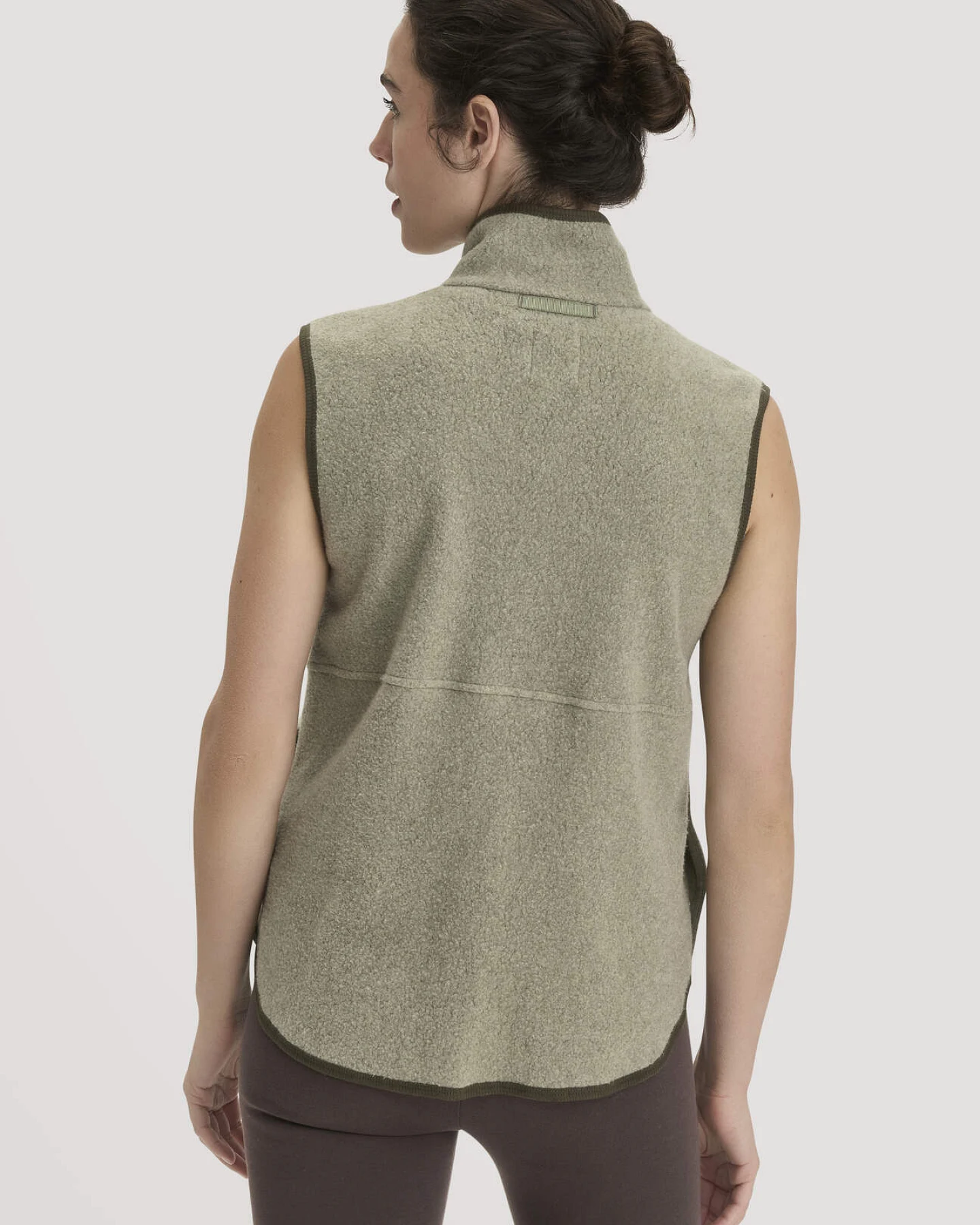 hessnatur Loungewear Fleece Weste Regular ACTIVE LIGHT aus Bio-Baumwolle - grün - Größe L – Ansicht 3