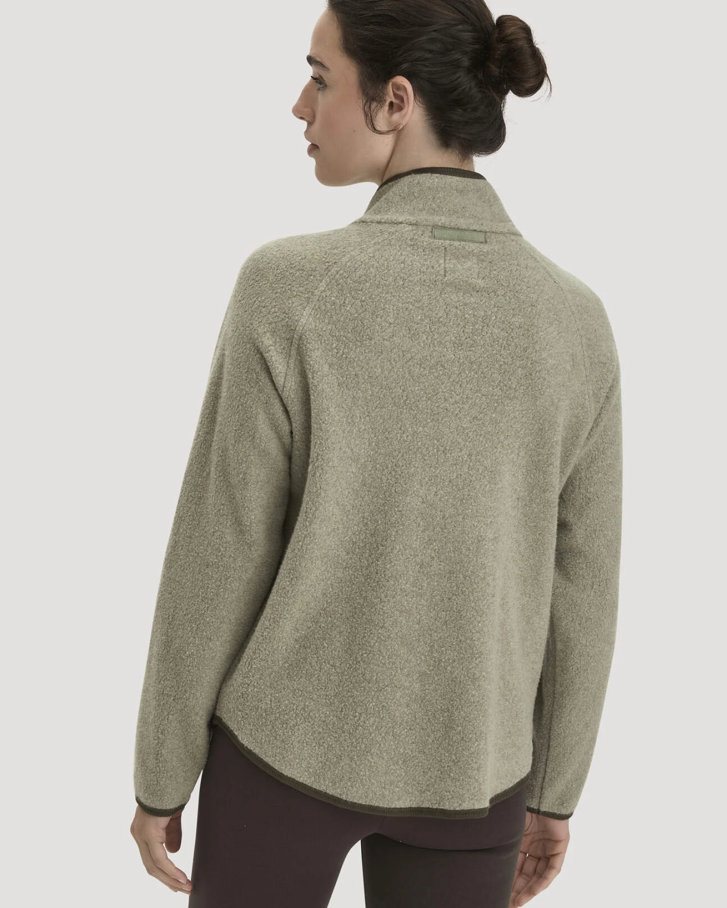 hessnatur Loungewear Fleece Jacke Relaxed ACTIVE LIGHT aus Bio-Baumwolle - grün - Größe M – Ansicht 3