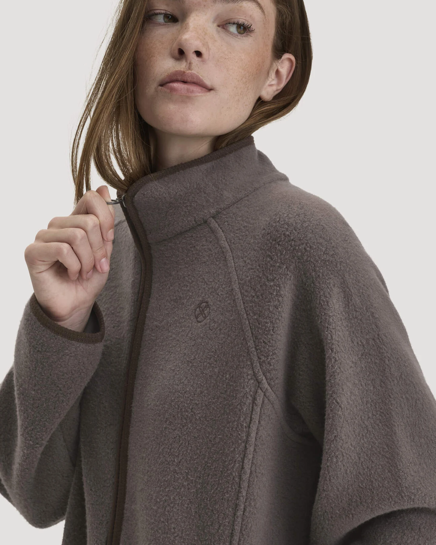 hessnatur Loungewear Fleece Jacke Relaxed ACTIVE LIGHT aus Bio-Baumwolle - lila - Größe M – Ansicht 4