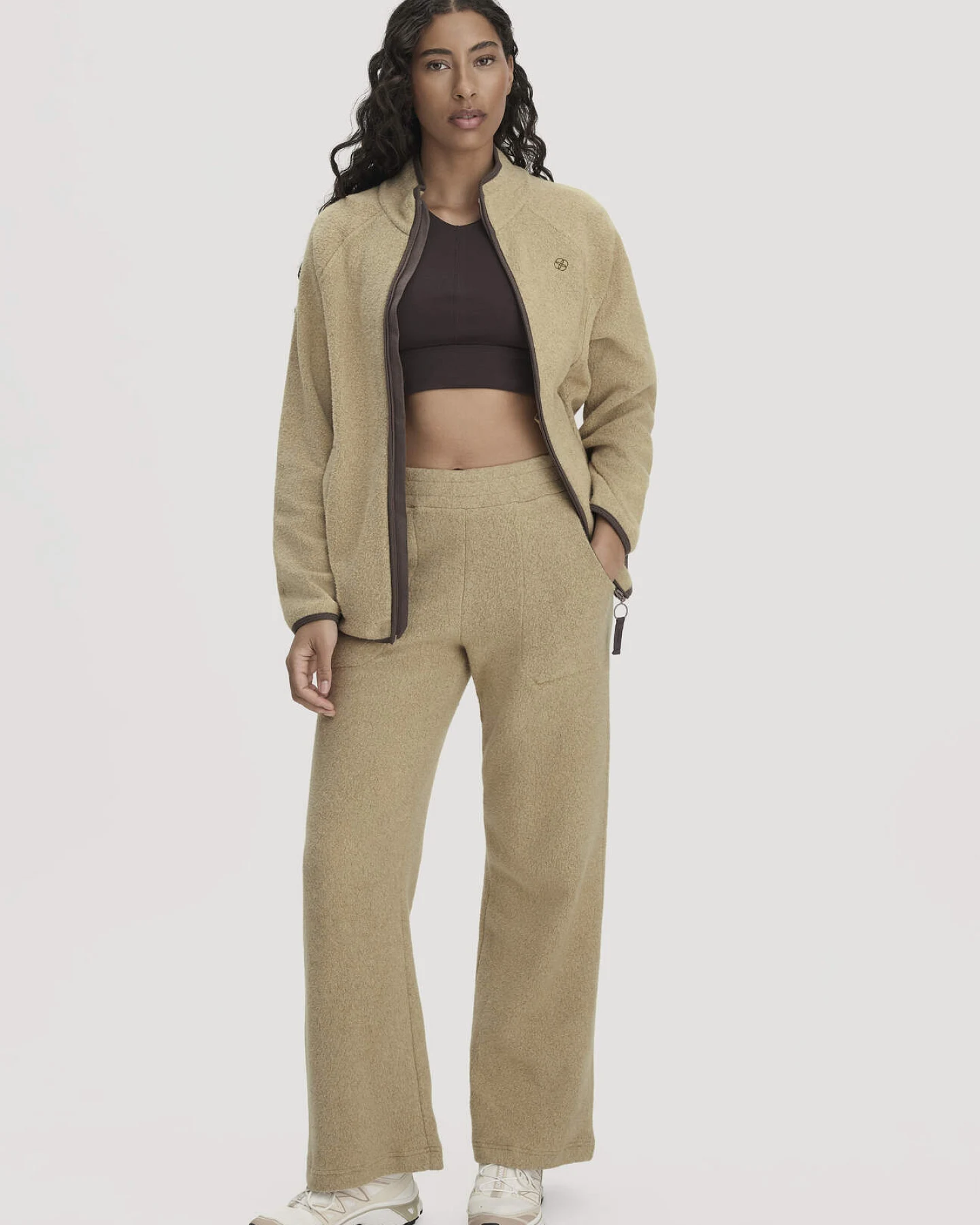 hessnatur Loungewear Fleece Jacke Relaxed ACTIVE LIGHT aus Bio-Baumwolle - beige - Größe M – Ansicht 2