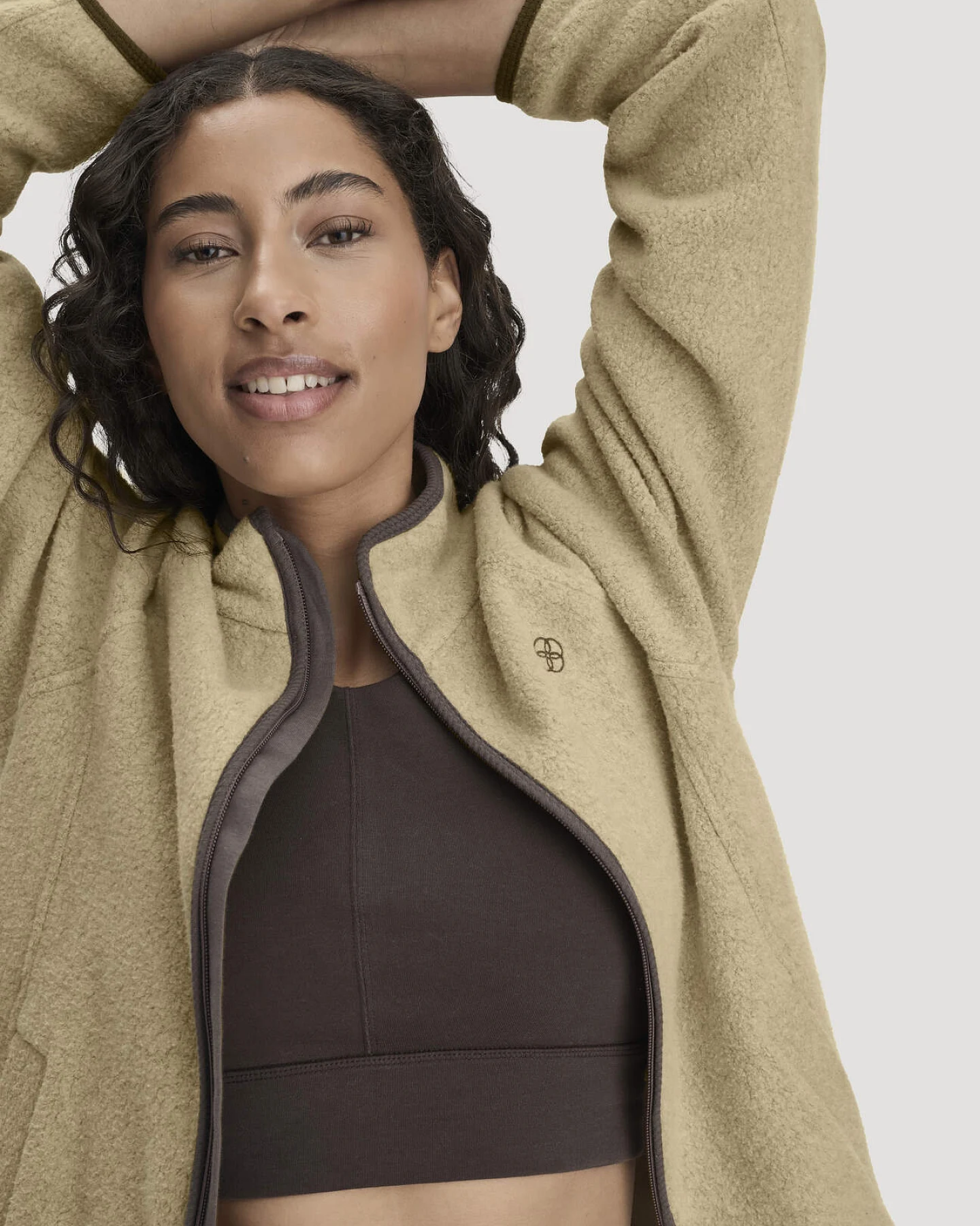 hessnatur Loungewear Fleece Jacke Relaxed ACTIVE LIGHT aus Bio-Baumwolle - beige - Größe M – Ansicht 4