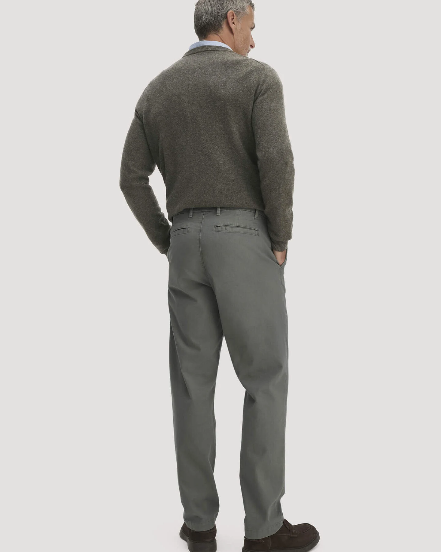 hessnatur Herren Chino LENN Regular aus Bio-Baumwolle - grün - Größe 38/32 – Ansicht 2
