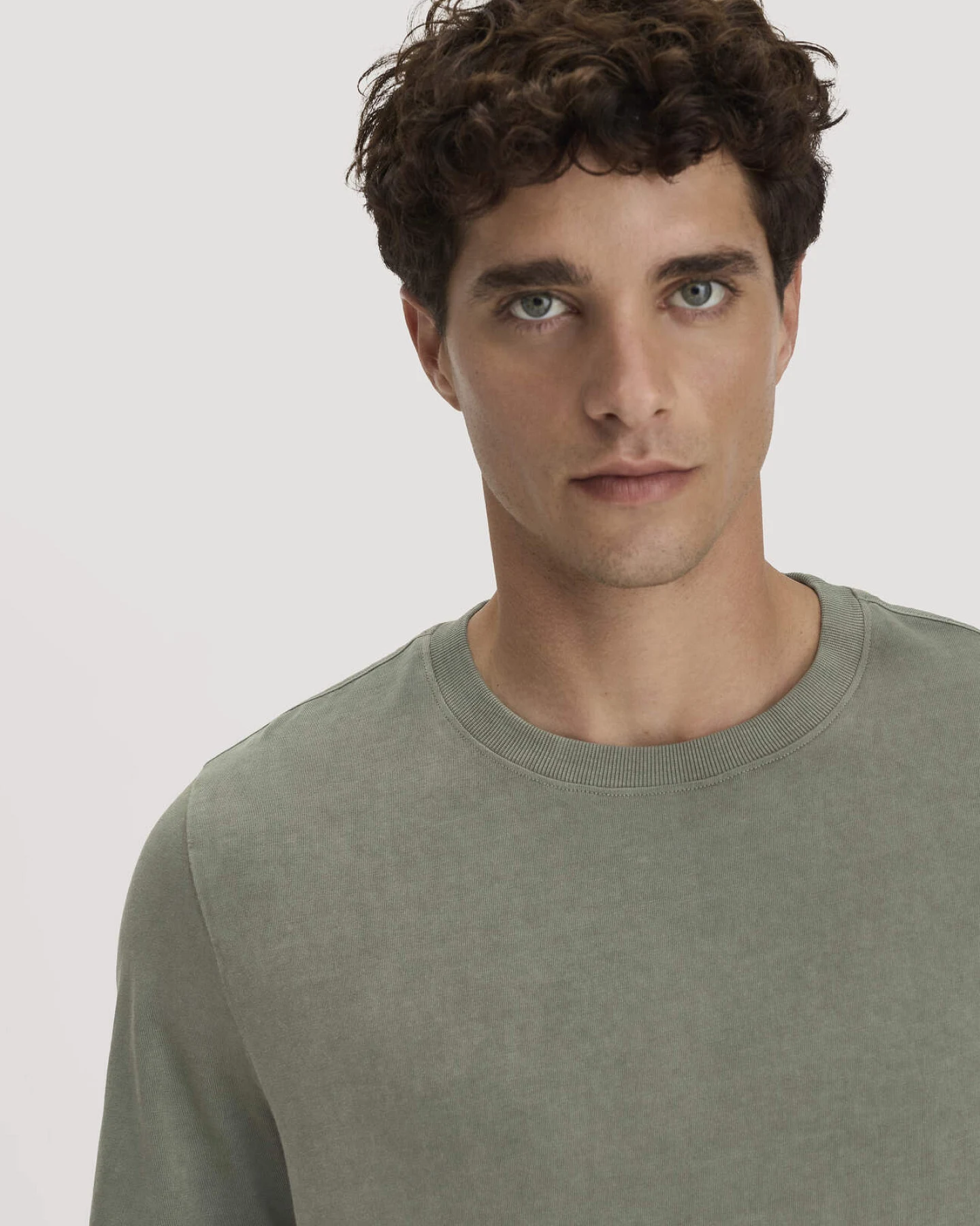 hessnatur Herren Heavy Jersey Shirt Relaxed aus Bio-Baumwolle - grün - Größe 46 – Ansicht 4