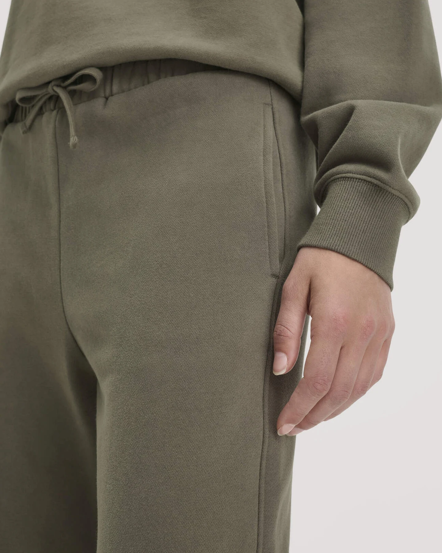 hessnatur Loungewear Sweathose Relaxed ACTIVE LIGHT aus Bio-Baumwolle mit recycelter Baumwolle - grün - Größe M – Ansicht 3