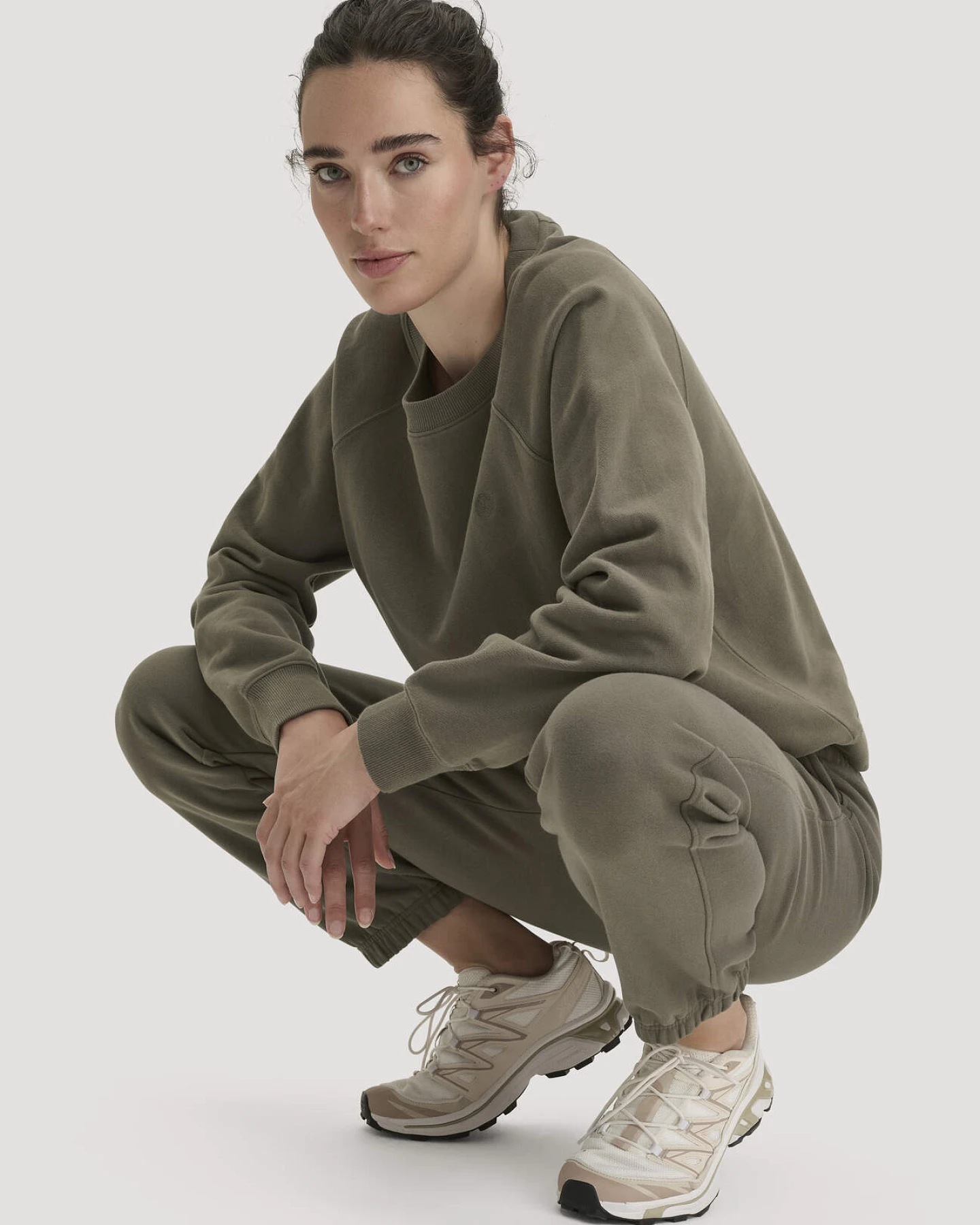 hessnatur Loungewear Sweathose Relaxed ACTIVE LIGHT aus Bio-Baumwolle mit recycelter Baumwolle - grün - Größe M – Ansicht 4