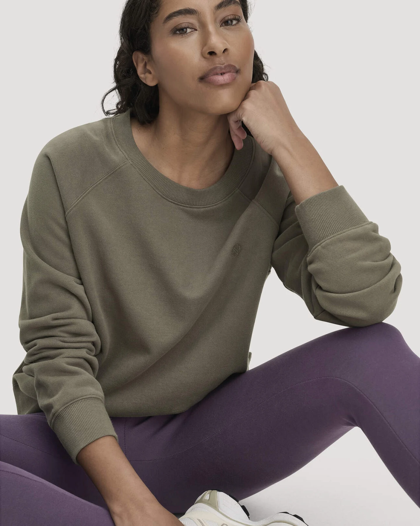 hessnatur Loungewear Sweatshirt Relaxed aus Bio-Baumwolle mit recycelter Baumwolle - grün - Größe M – Ansicht 4
