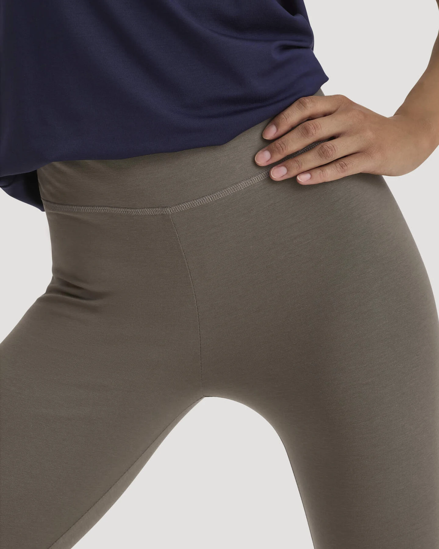 hessnatur Loungewear Leggings Medium Cut ACTIVE LIGHT aus Bio-Baumwolle - grün - Größe XXL/k – Ansicht 3