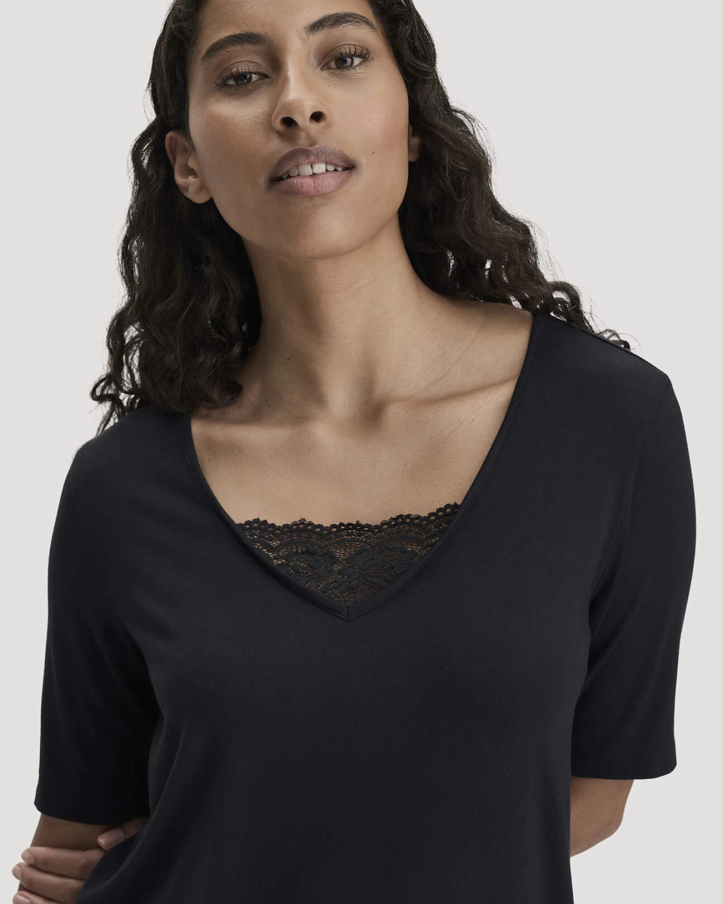 hessnatur Damen T-Shirt PURE SENSE LACE aus TENCEL™ Modal - schwarz - Größe 42 – Ansicht 2