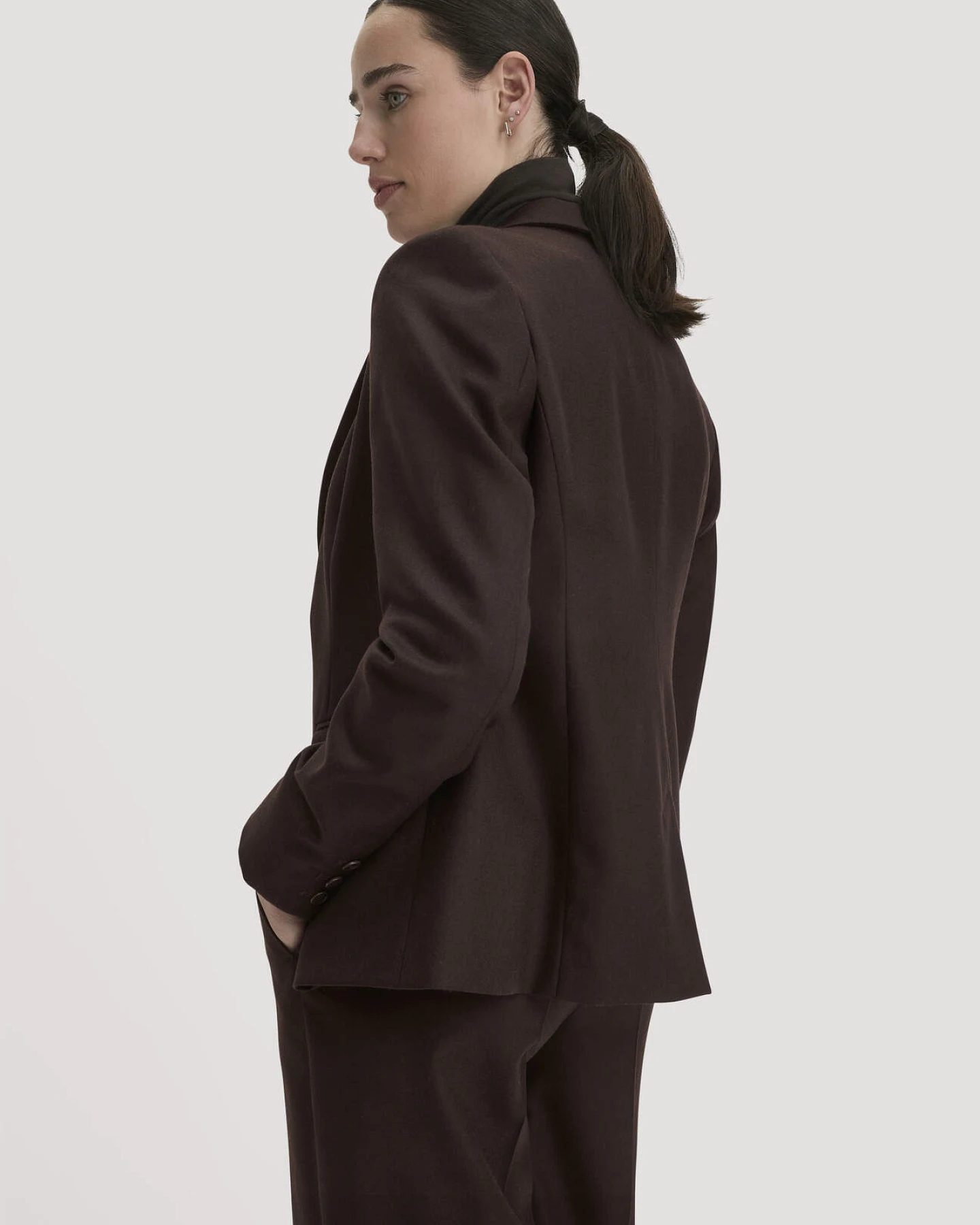 hessnatur Damen Wollblazer Regular aus Bio-Merinowolle - braun - Größe 44 – Ansicht 3