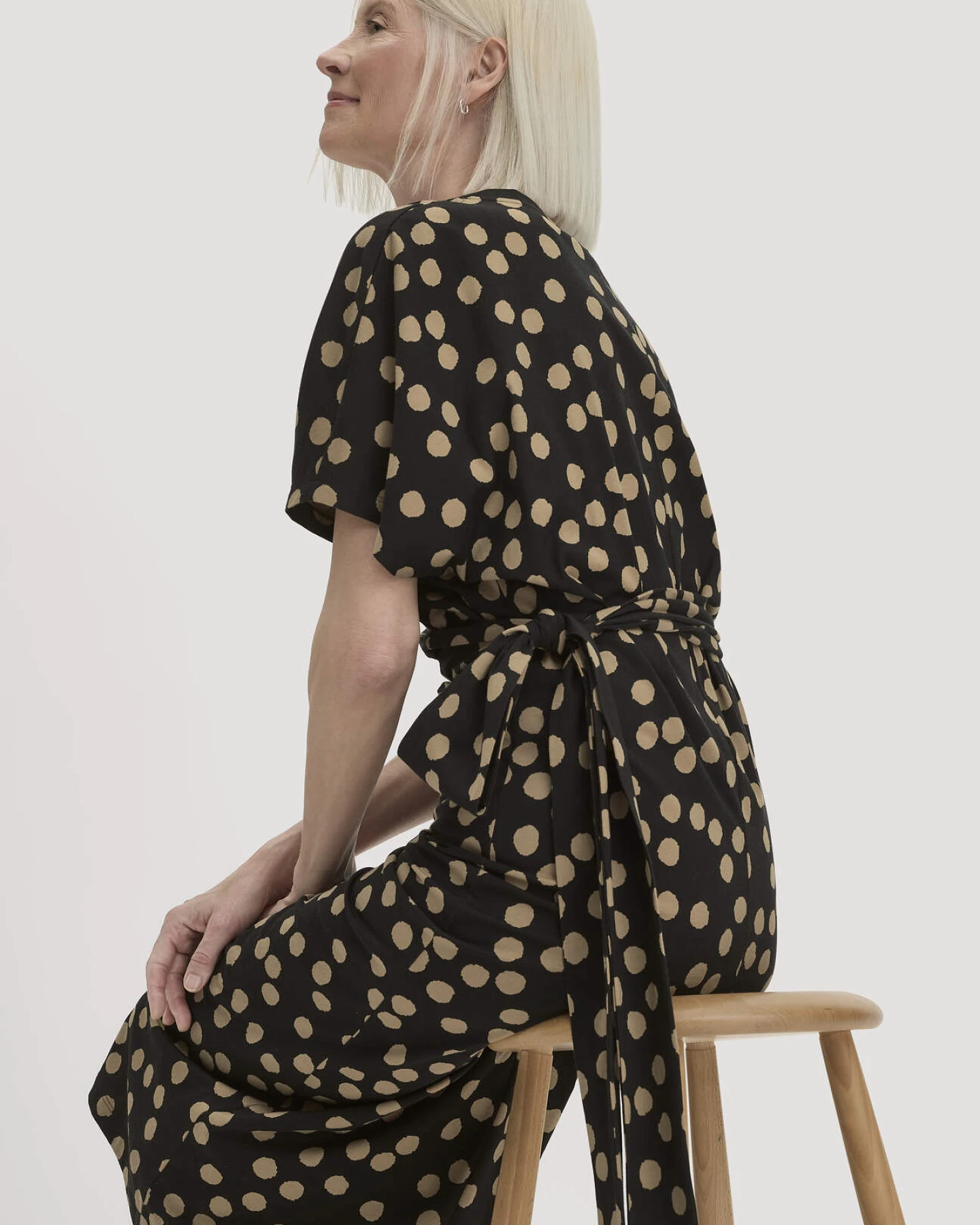 hessnatur Damen Jersey Kleid Midi Oversize aus Bio-Baumwolle - schwarz - Größe 40 – Ansicht 4