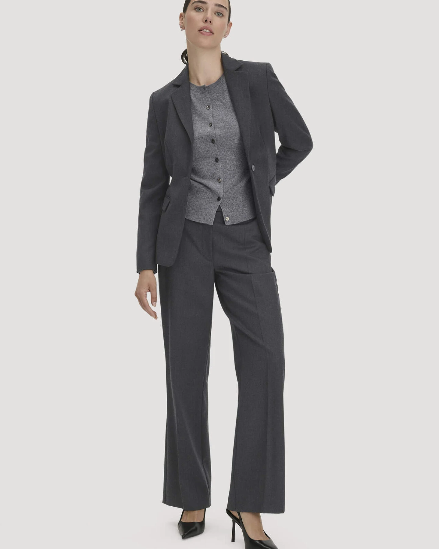 hessnatur Damen Wollblazer Regular aus Bio-Merinowolle - grau - Größe 44 – Ansicht 2