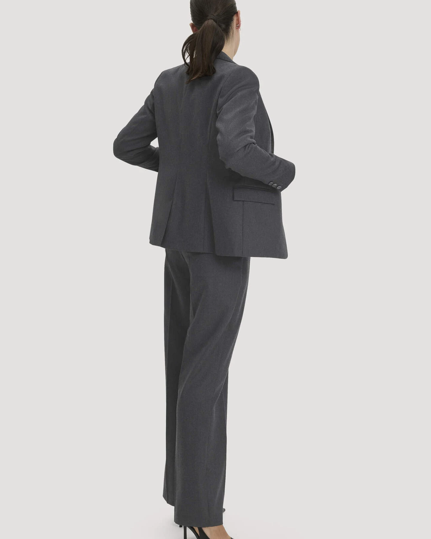 hessnatur Damen Wollblazer Regular aus Bio-Merinowolle - grau - Größe 44 – Ansicht 3